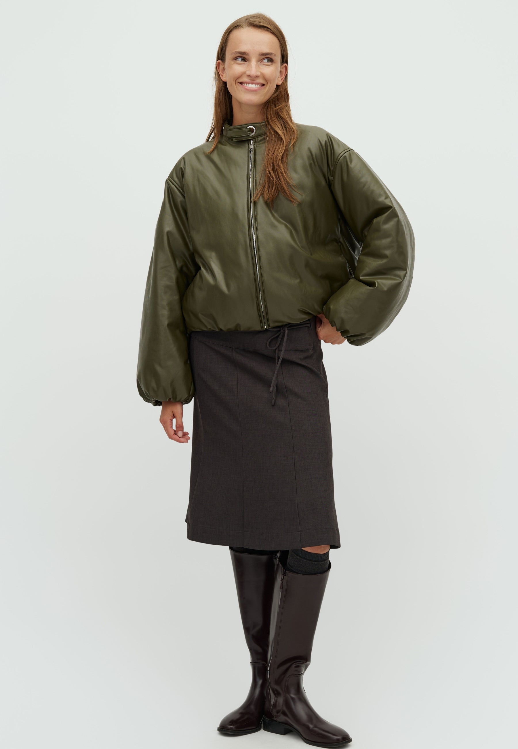 Antonea-F_Darkest olive_Model_0