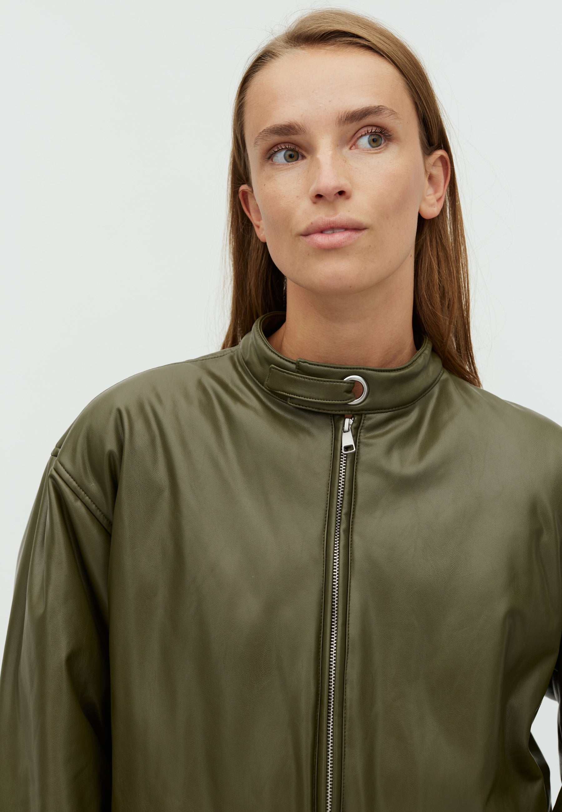 Antonea-F_Darkest olive_Model_2