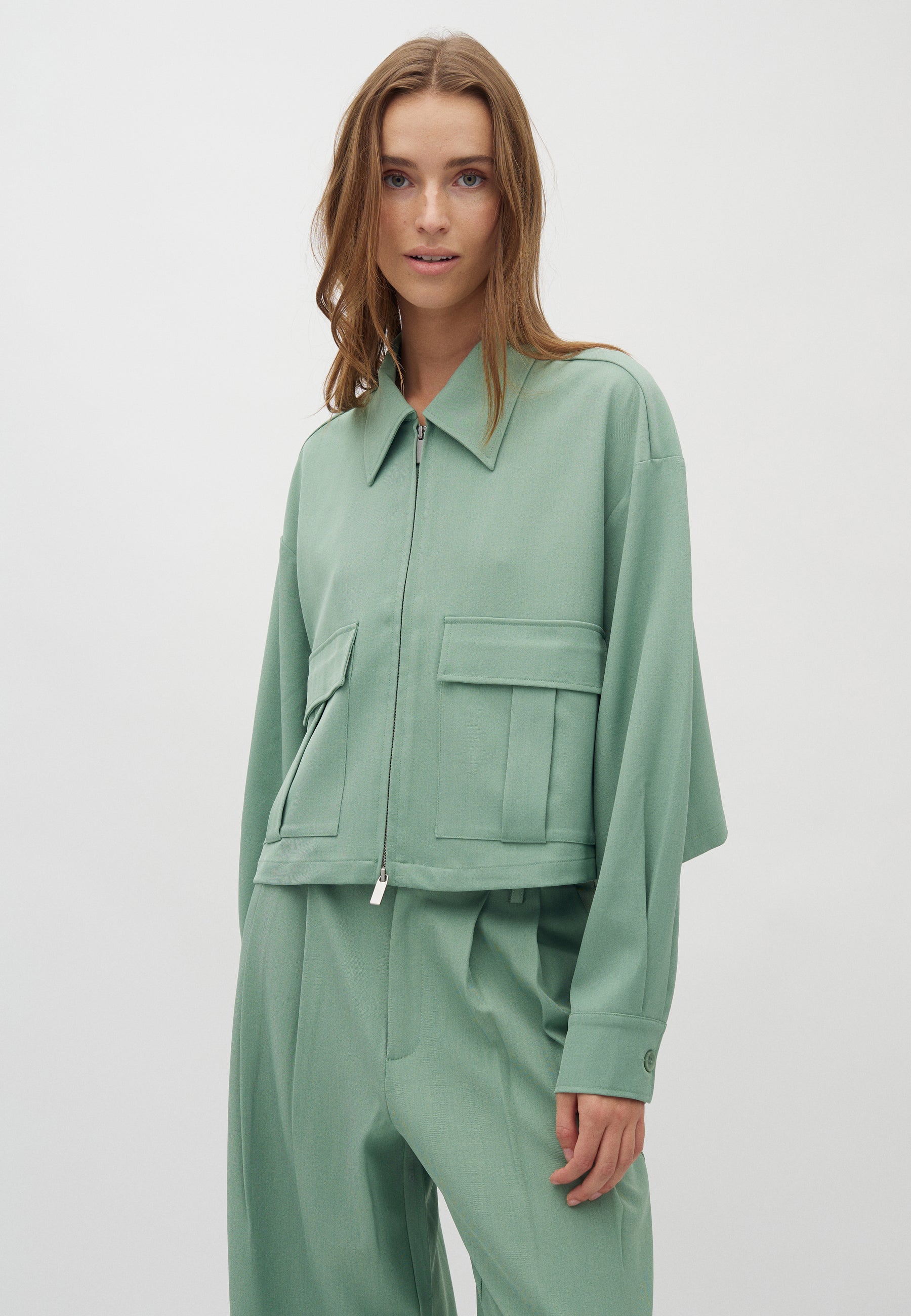 Alicenna-M_Mineral Green_Model_0