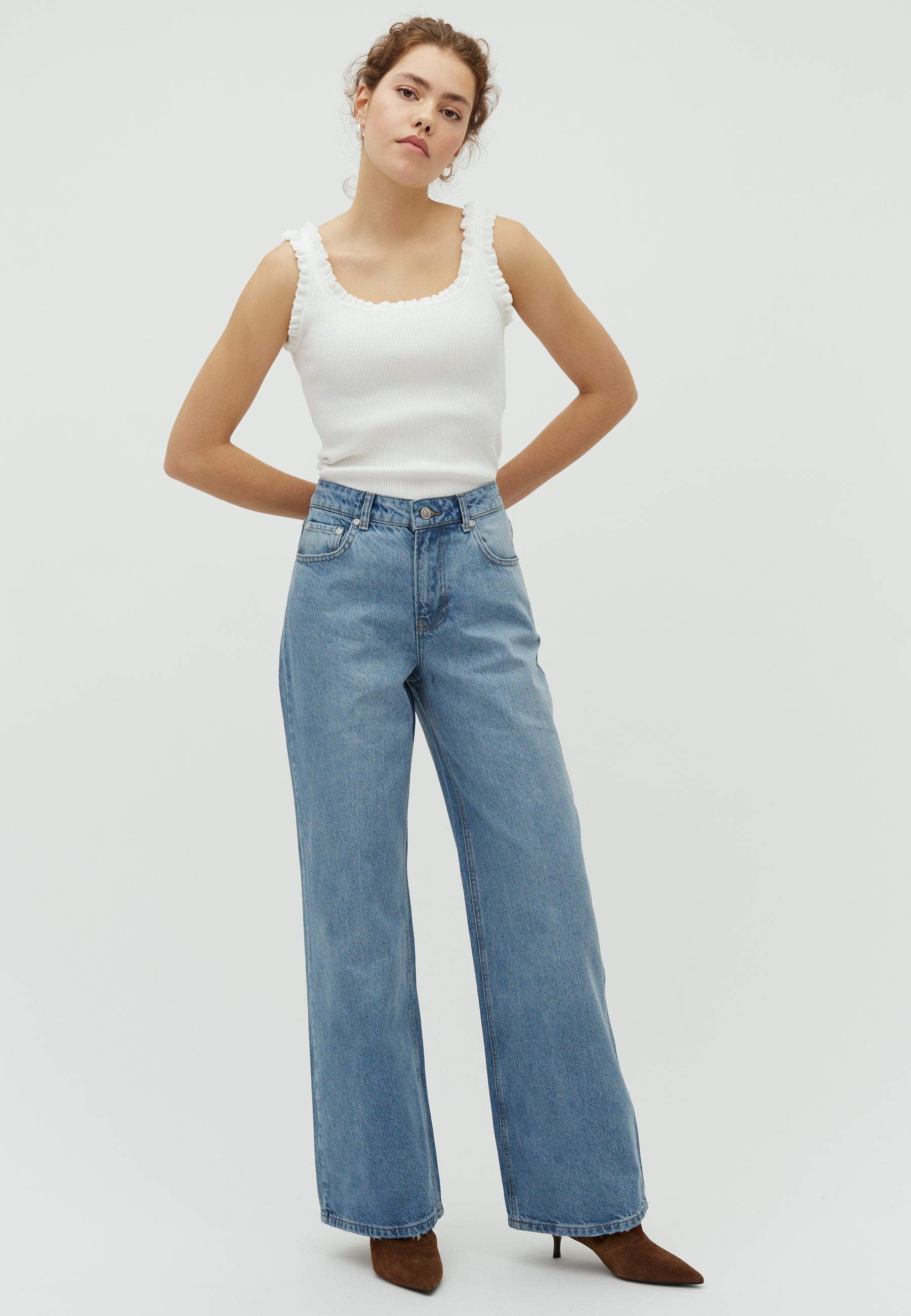 Amarillo-M_Light Blue Brushing_Model_0