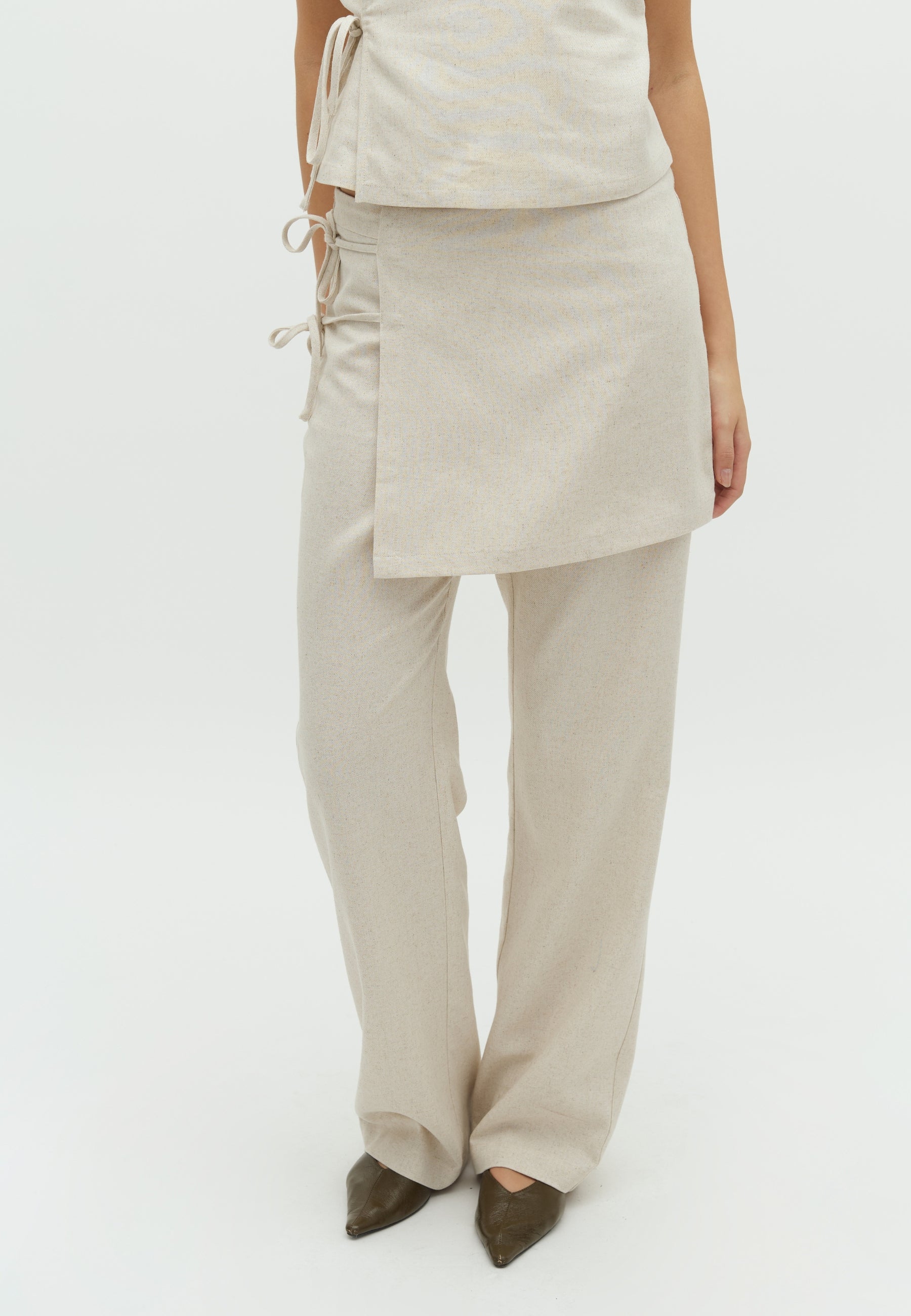 Kamira-F_Natural Linen_Model_2