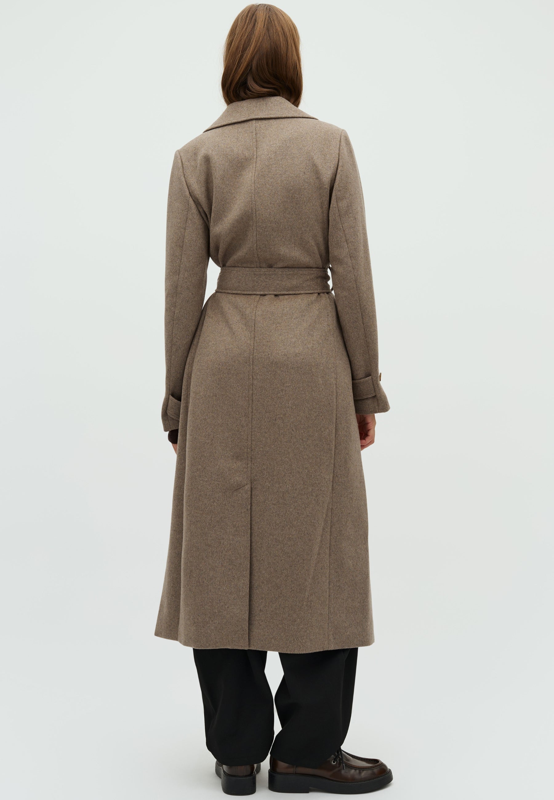 Kasimira-M_Greige Melange_Model_2