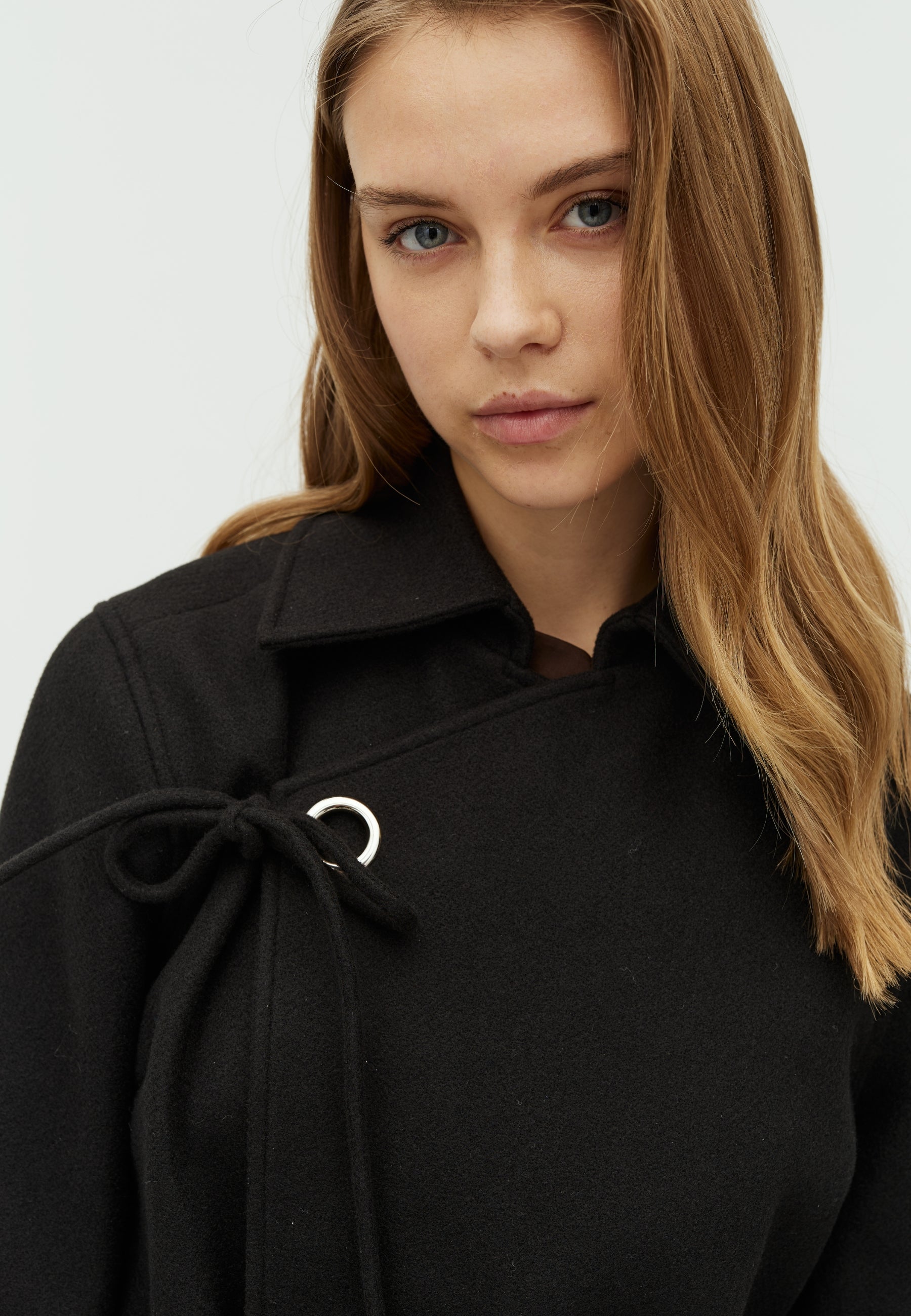 Mazelle-F_Black_Model_1