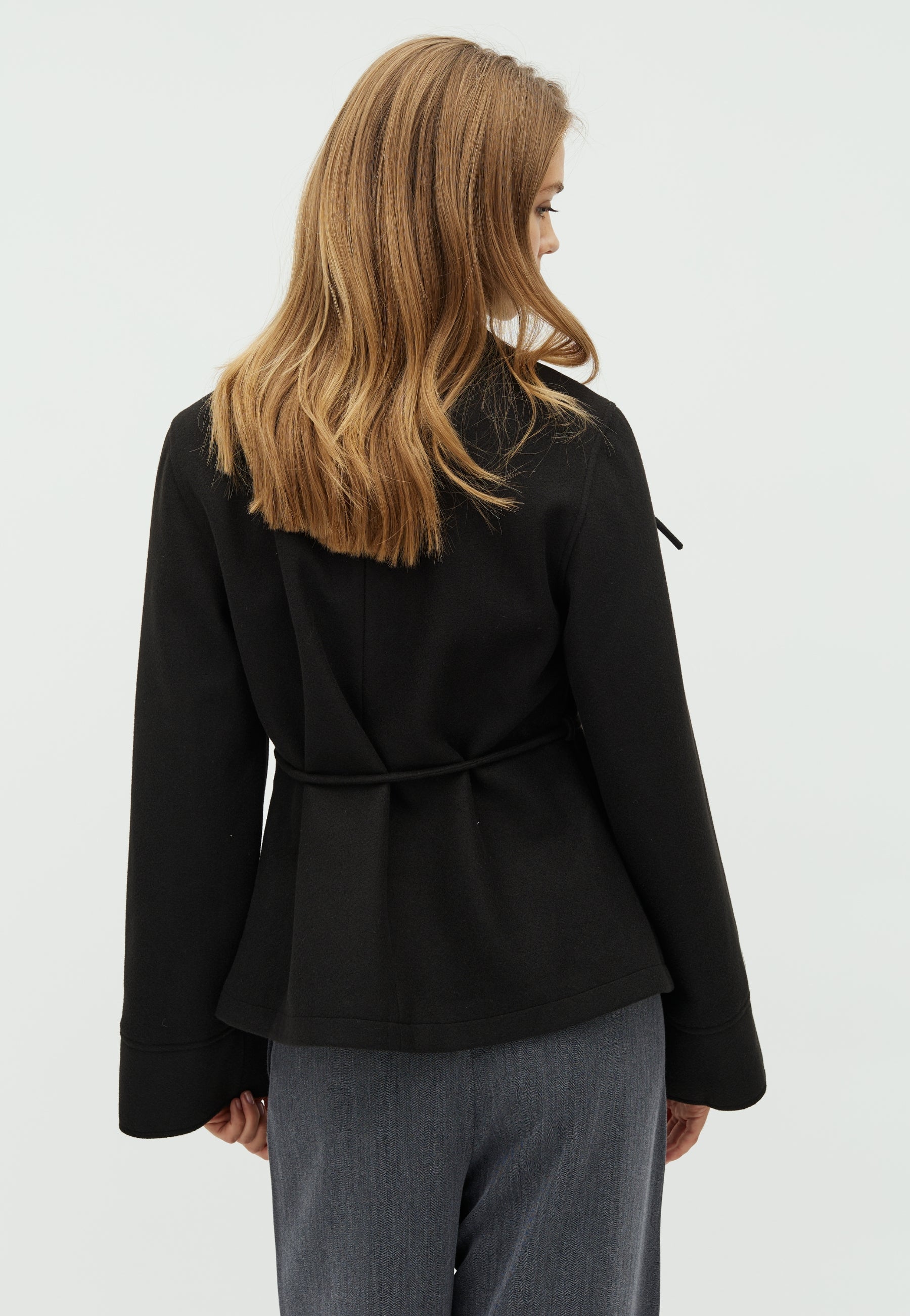 Mazelle-F_Black_Model_2