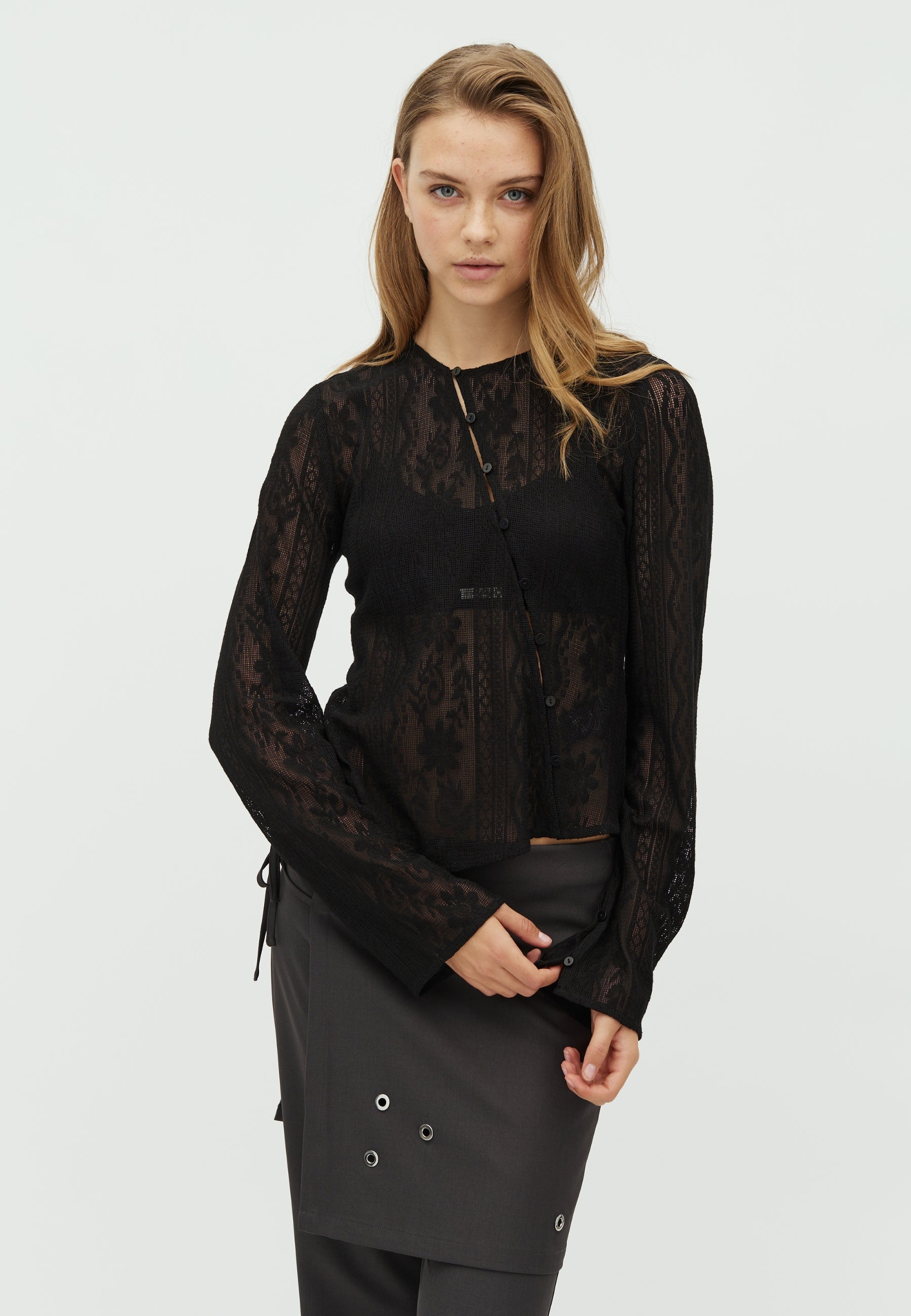 Binea-F_Black_Model_0