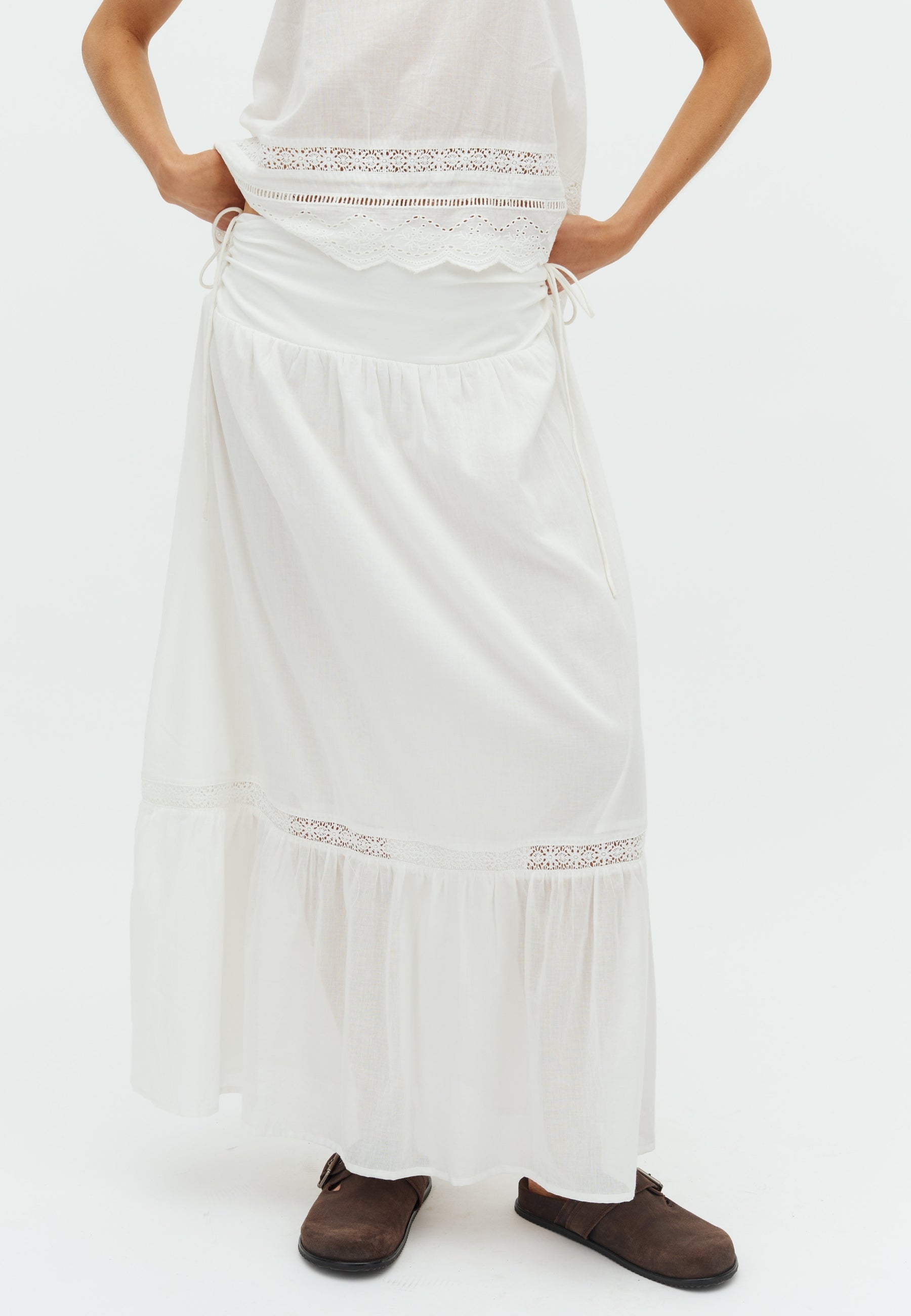 Viobella-F_White_Model_1