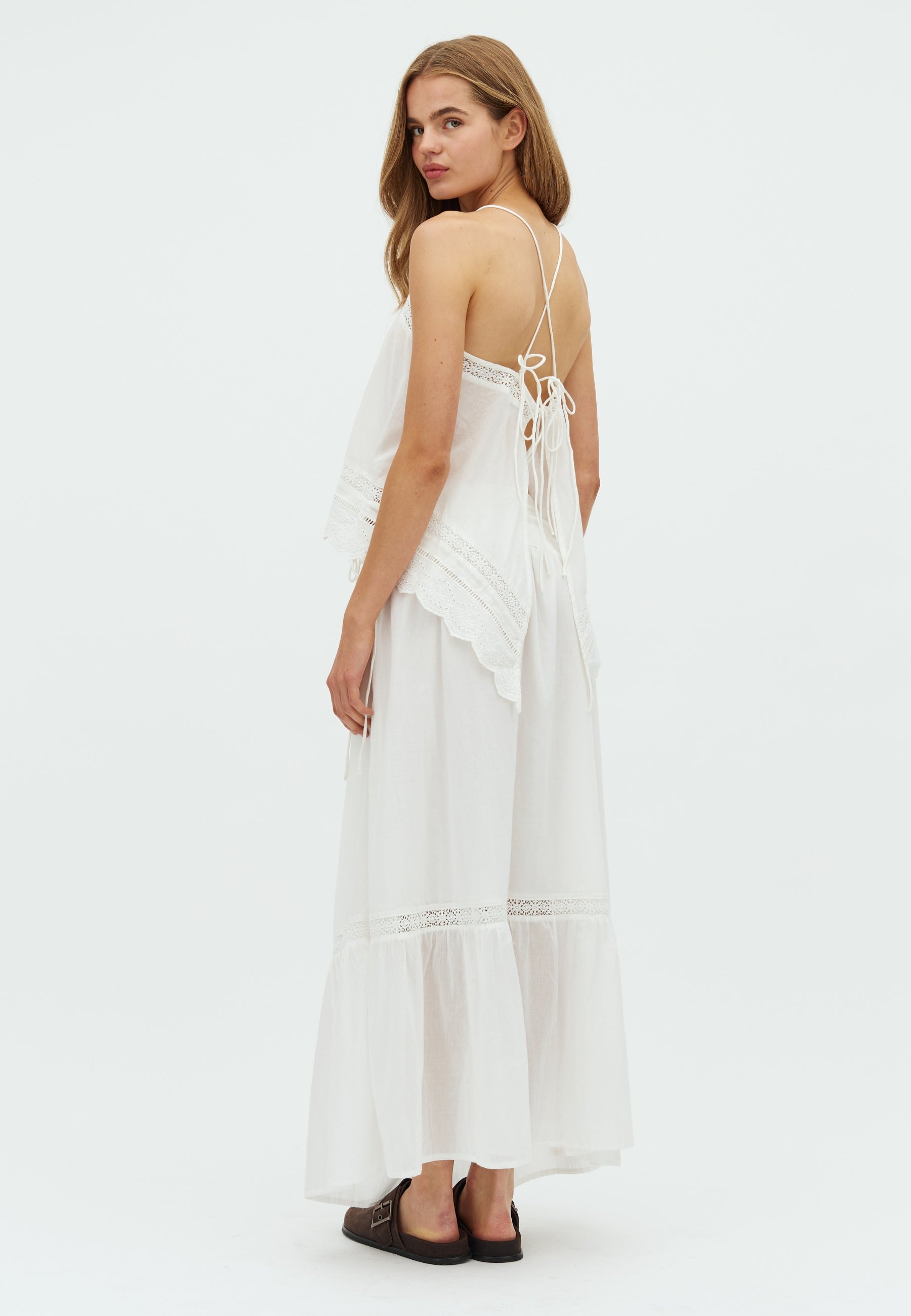 Viobella-F_White_Model_2