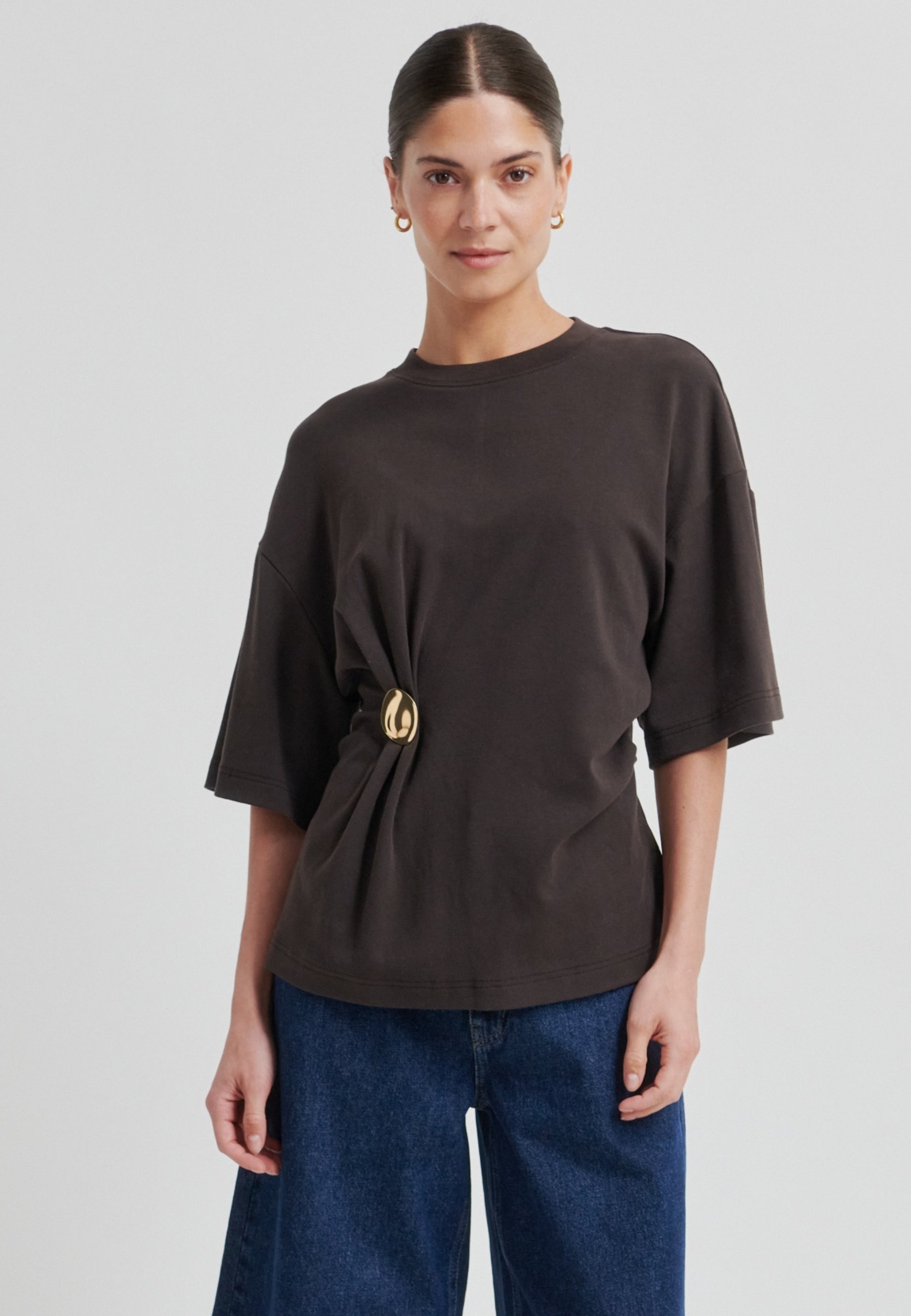 60432 Enora Brooch Tee_Chocolate Torte_Model_0