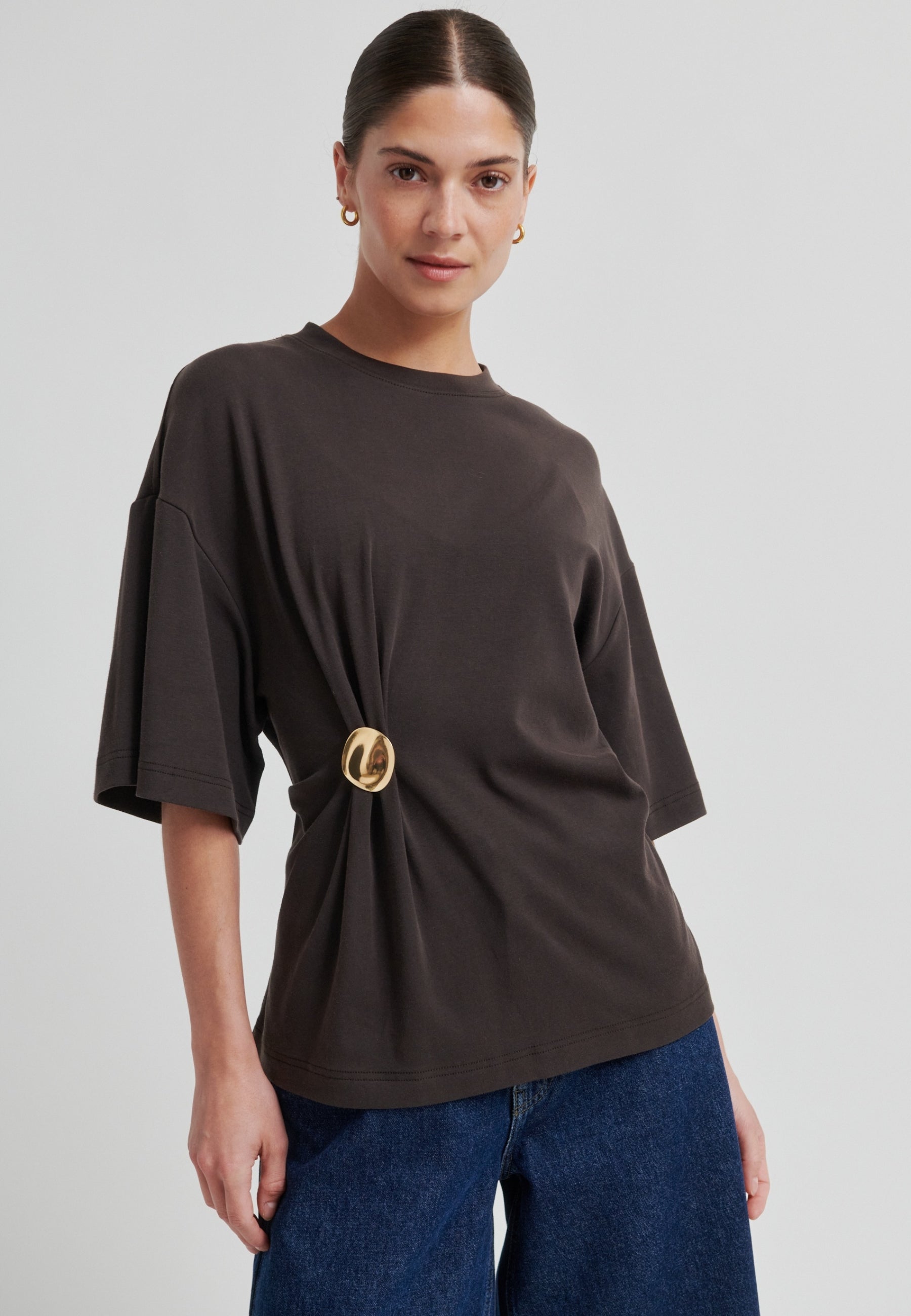 60432 Enora Brooch Tee_Chocolate Torte_Model_2