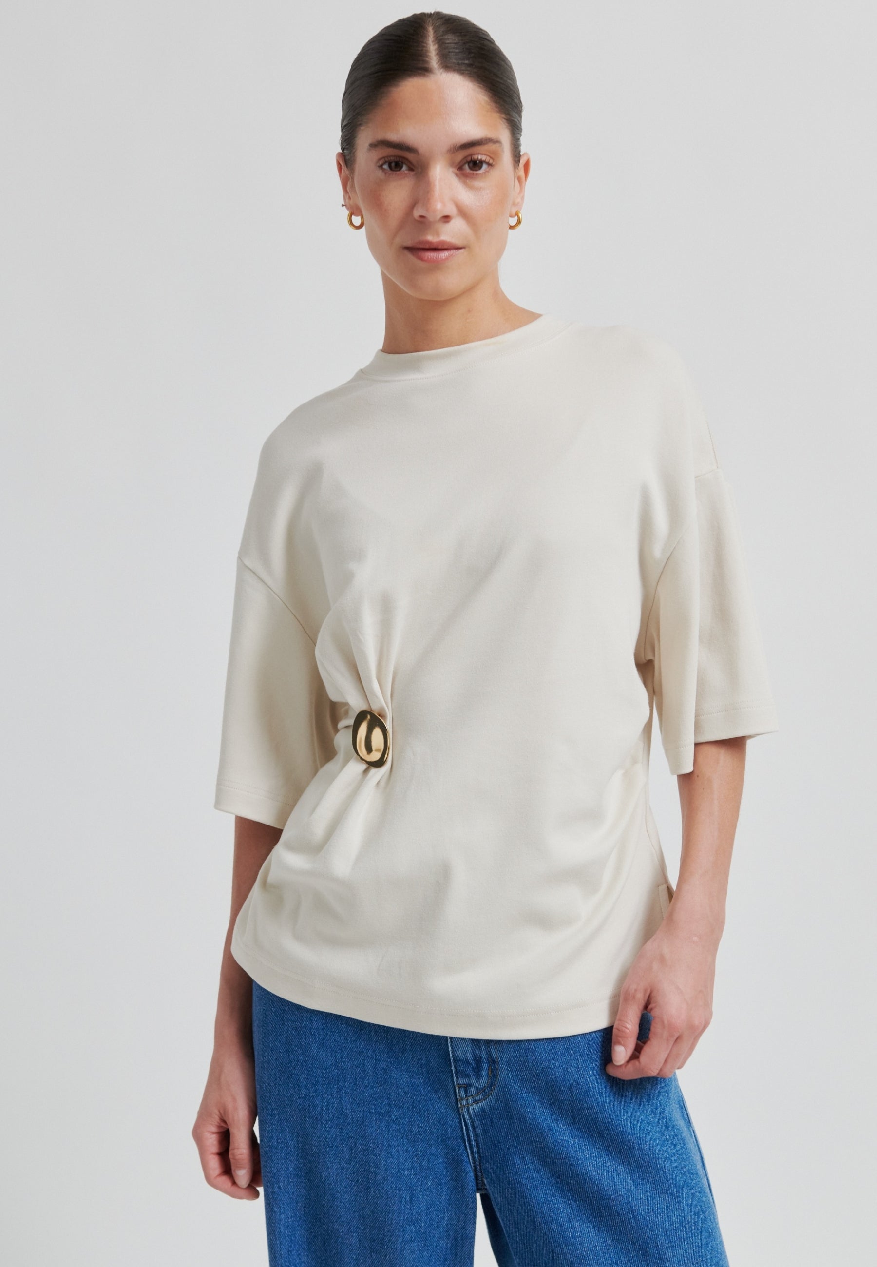 60432 Enora Brooch Tee_Soft Beige_Model_2