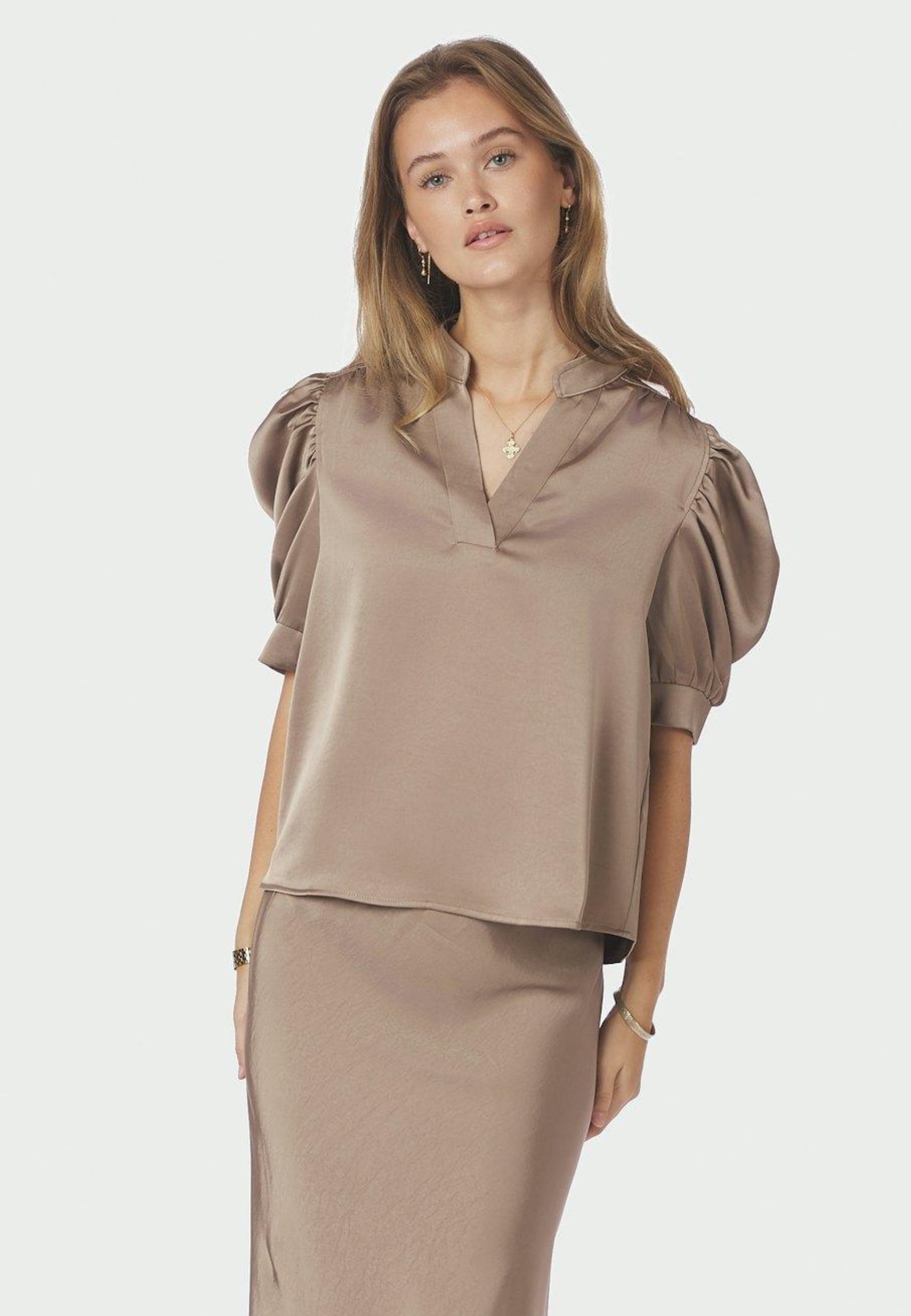 162590 Roella Heavy Sateen Blouse_Dark Taupe_Model_0