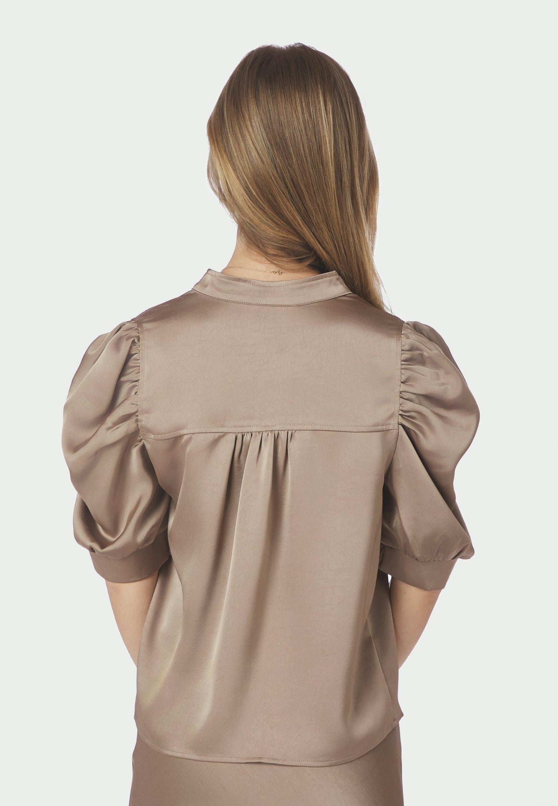 162590 Roella Heavy Sateen Blouse_Dark Taupe_Model_3