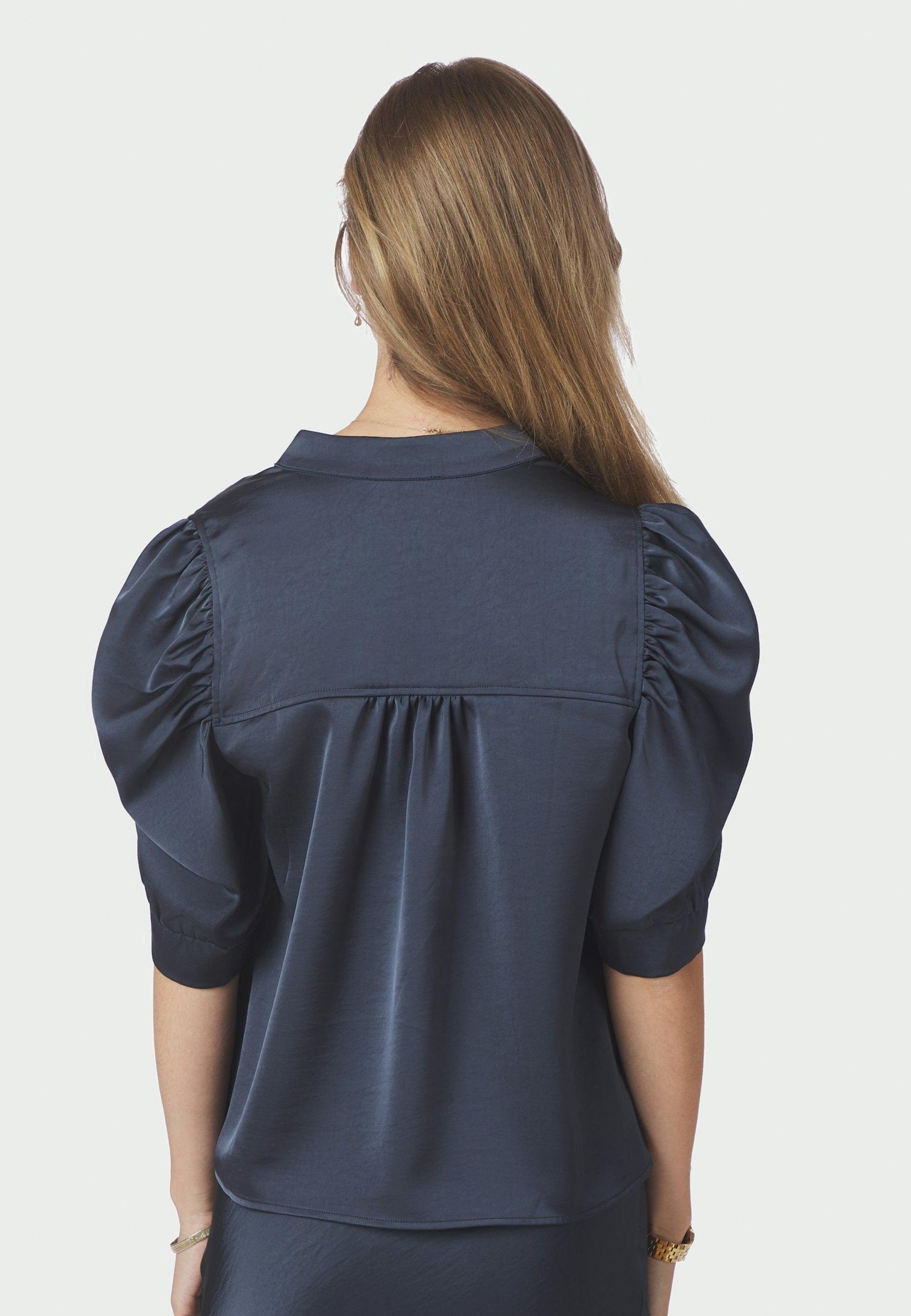 162590 Roella Heavy Sateen Blouse_Midnight Blue_Model_3