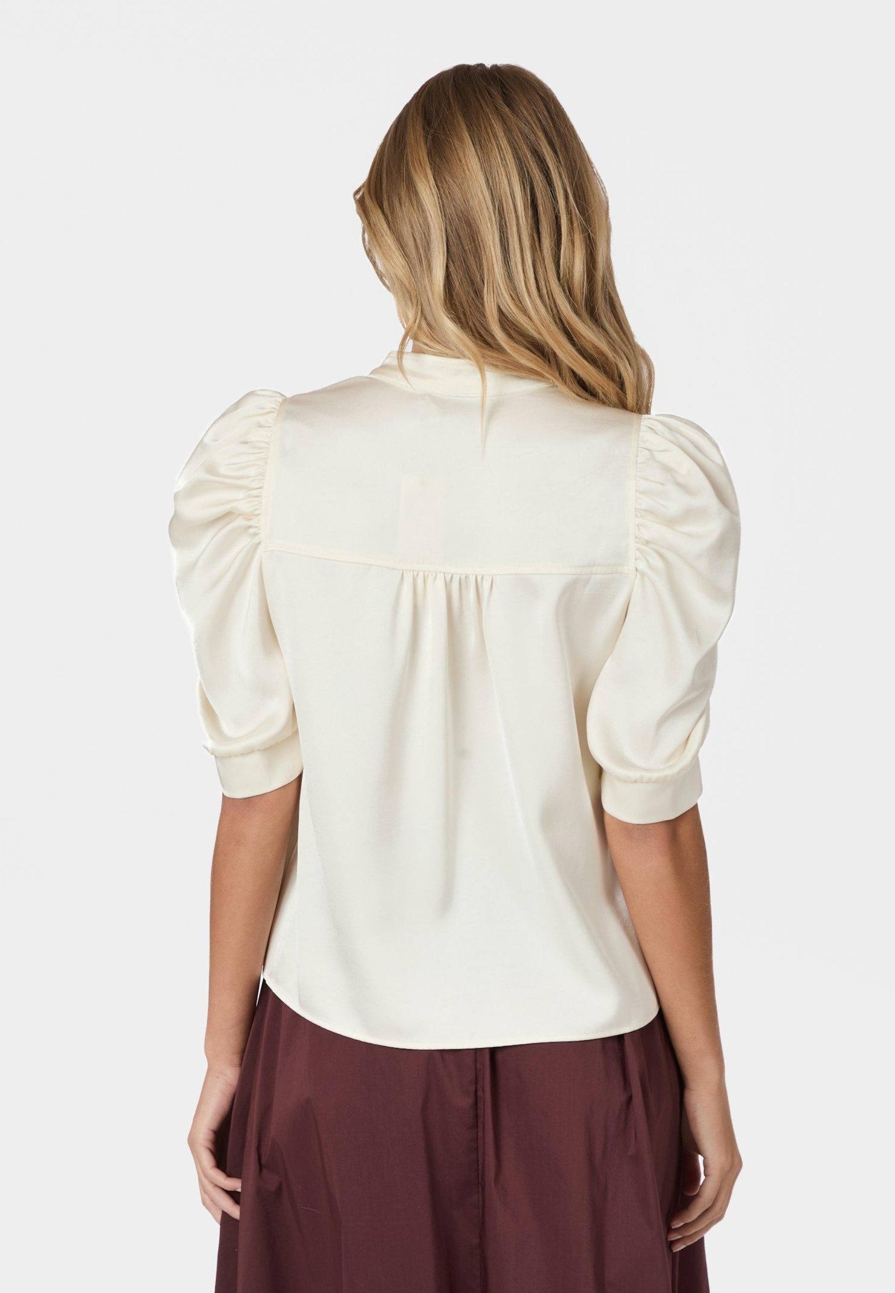 162590 Roella Heavy Sateen Blouse_Pearl_Model_3