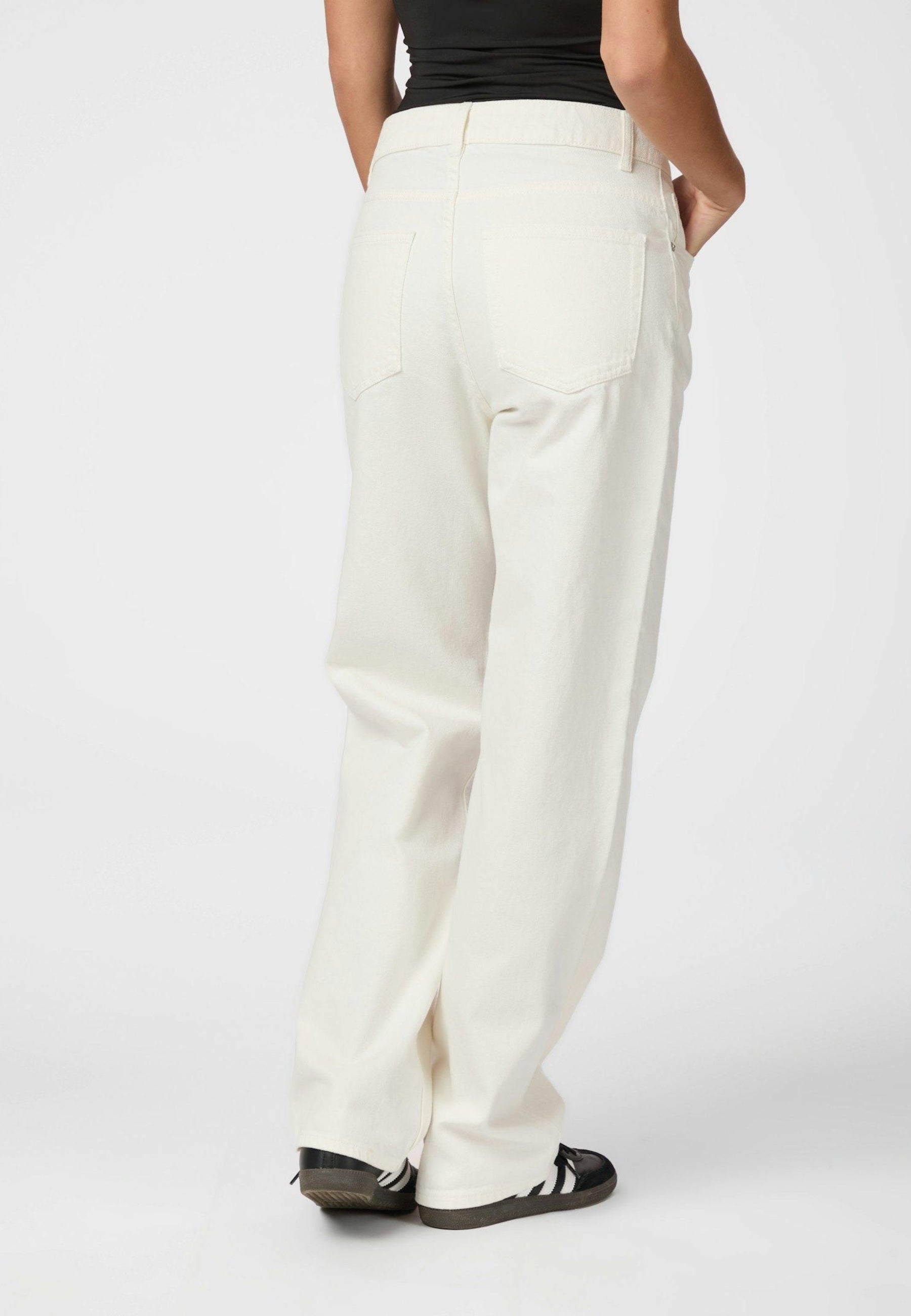 161219 Simona D Pants_White_Model_3