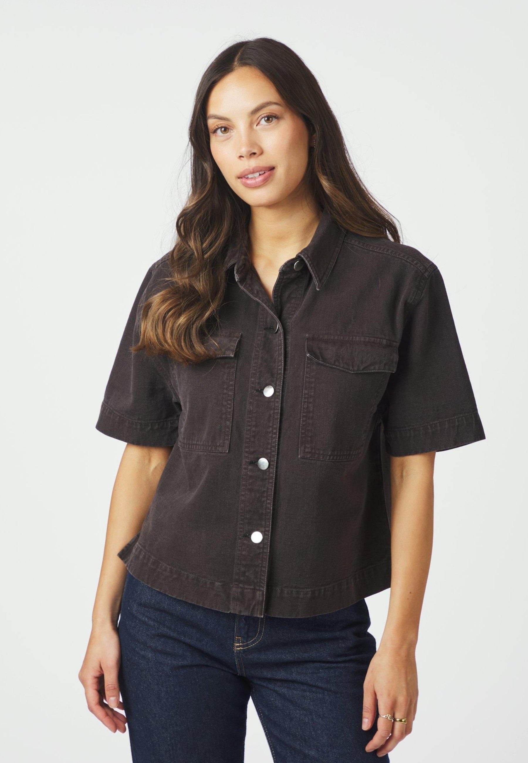 166370 Tiki Solid Shirt_Dark brown_Model_1