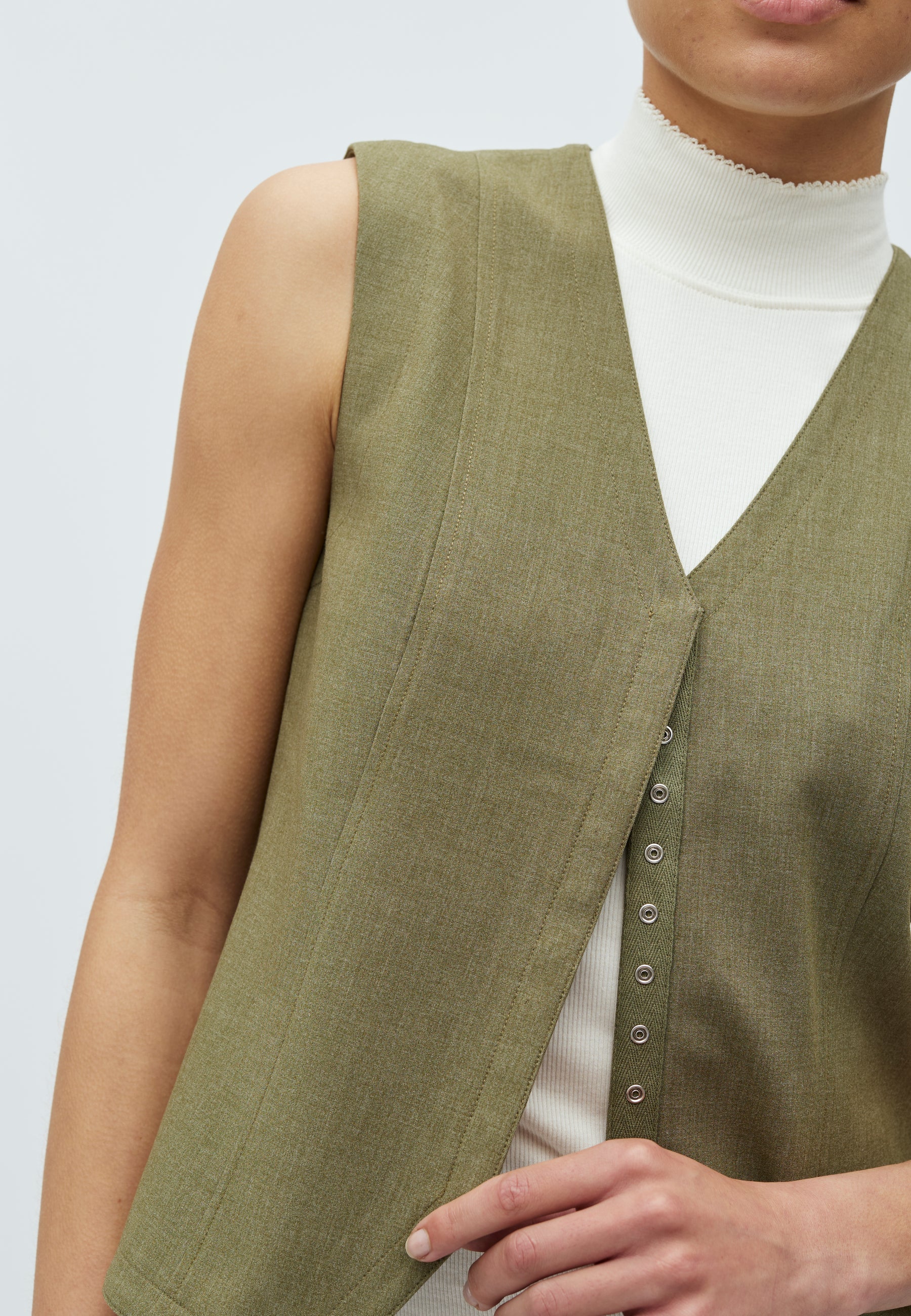 Flavina-M_Dusty Olive Melange_Model_2