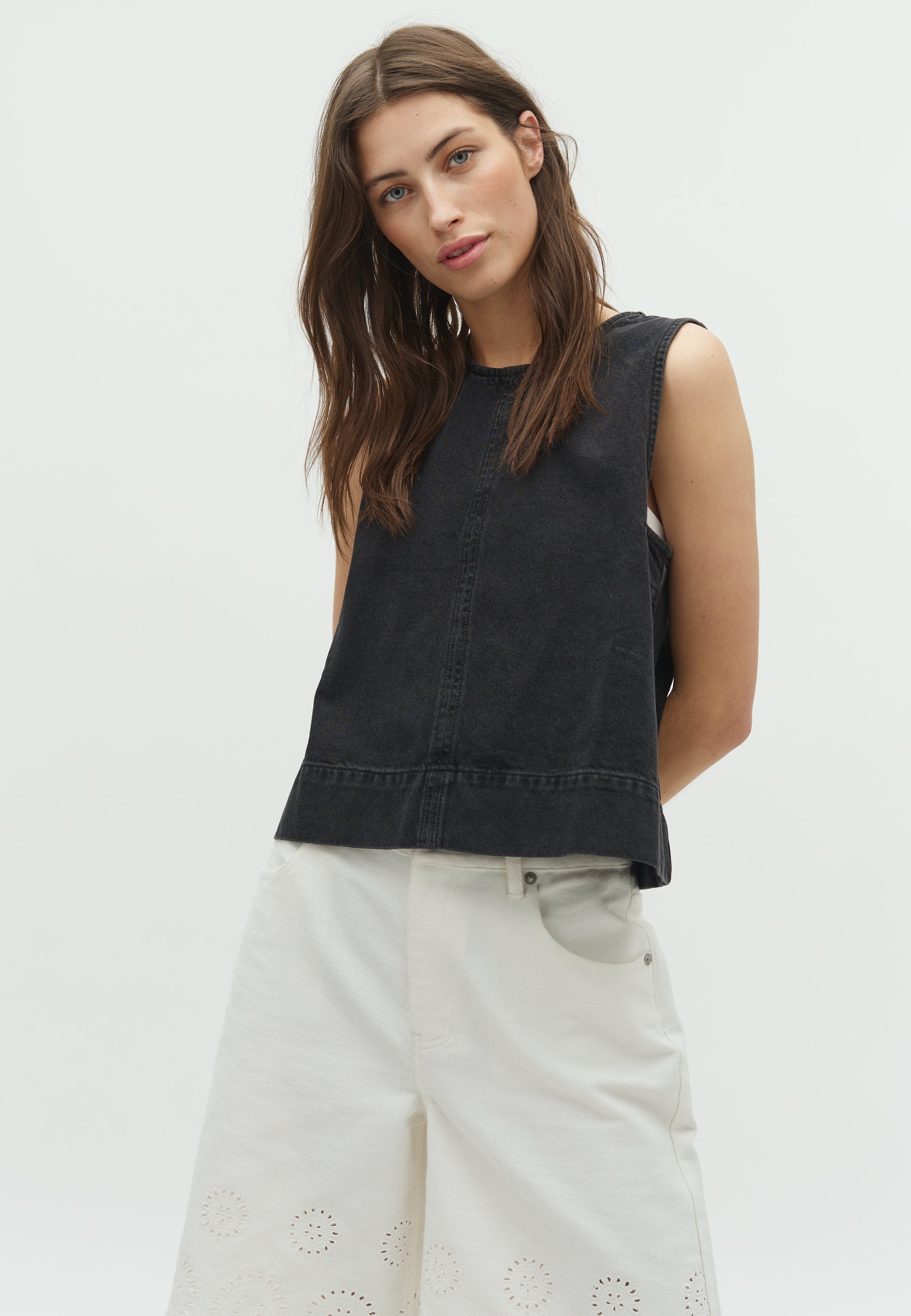 Rihne-G_Rebel Black_Model_0