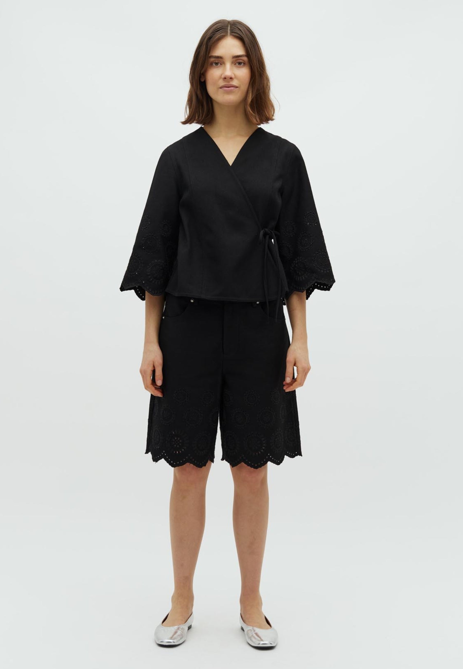 Talina scallop-G_Black_Model_0