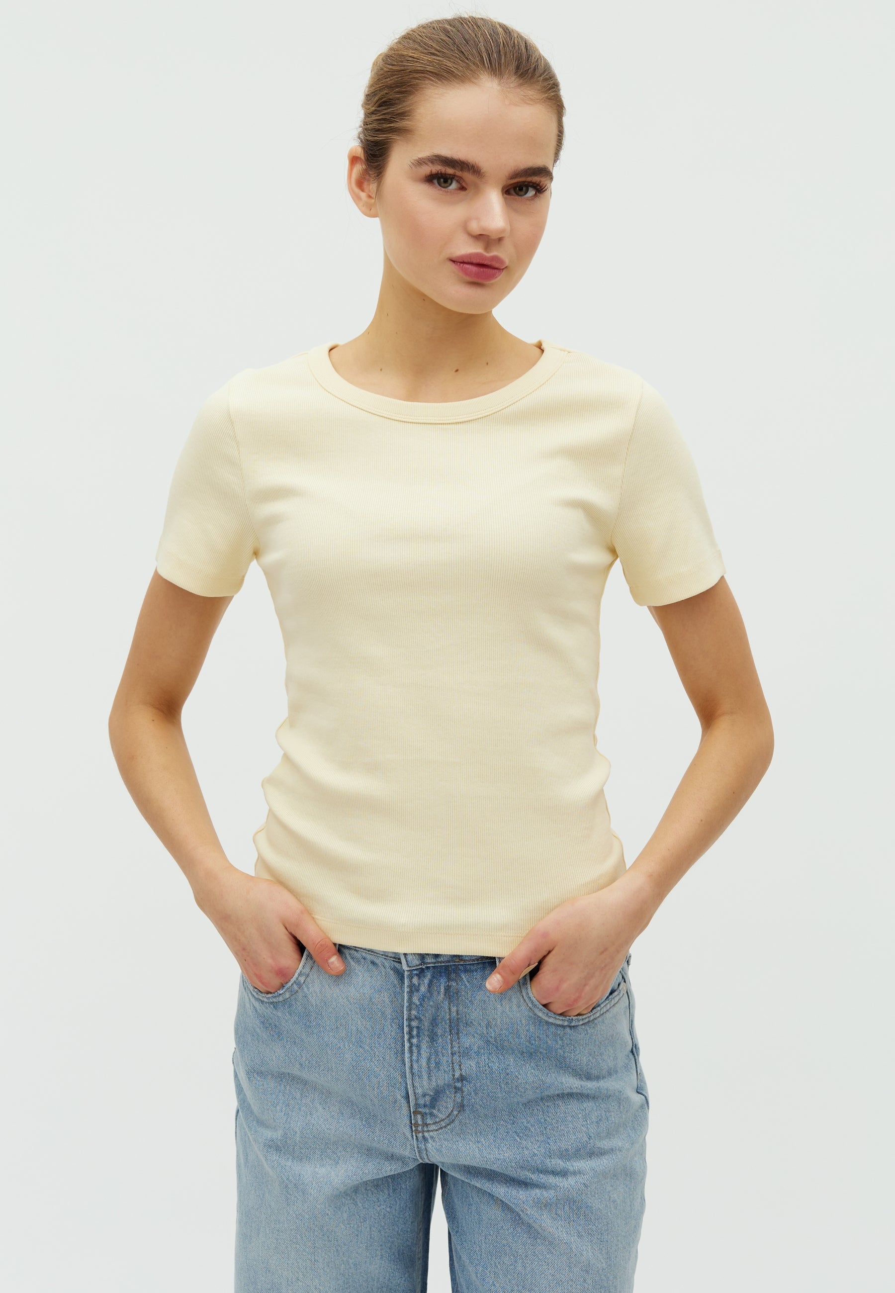 Otis-M_Summer Yellow_Model_3