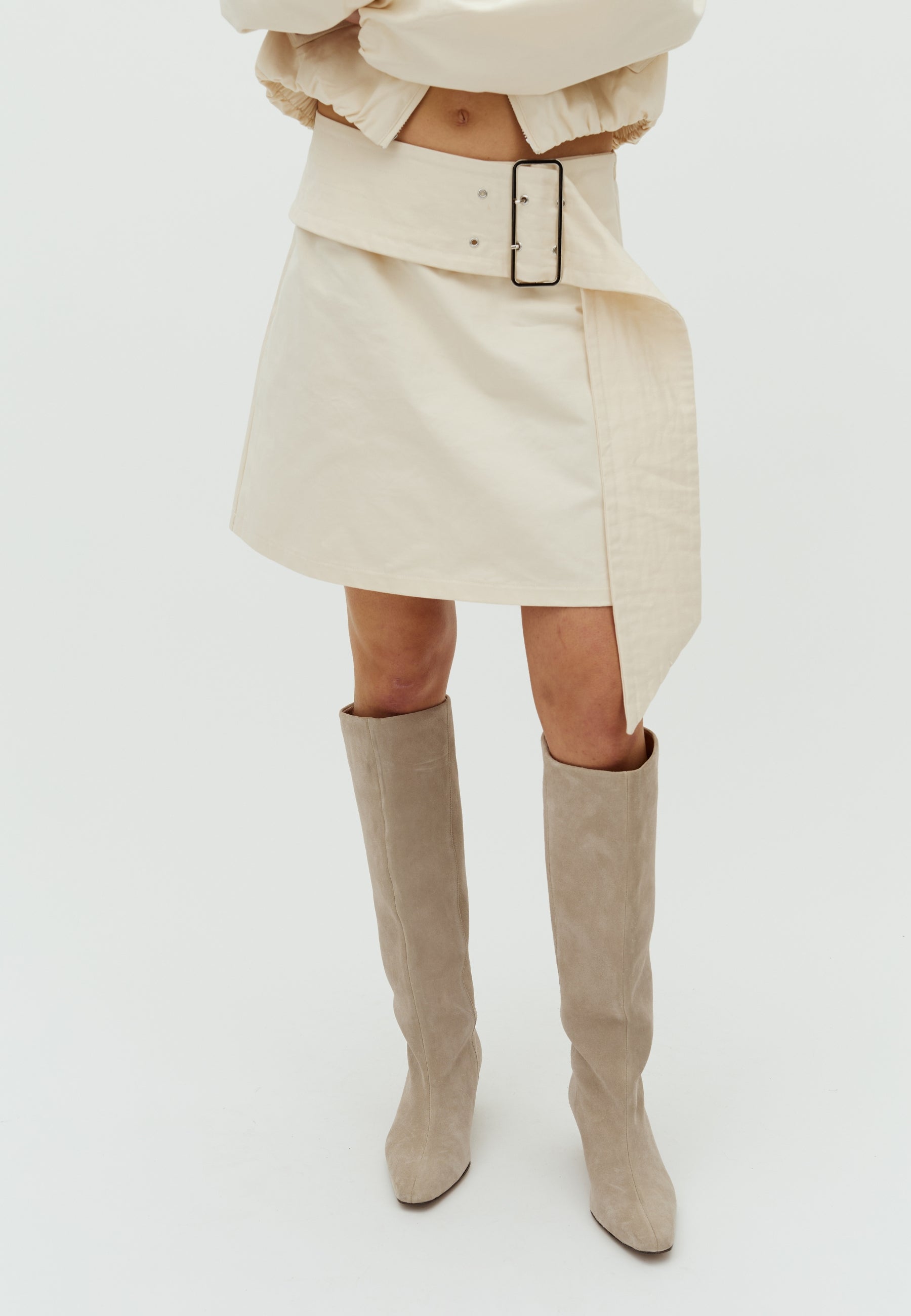 Biella-F_Antique White_Model_1