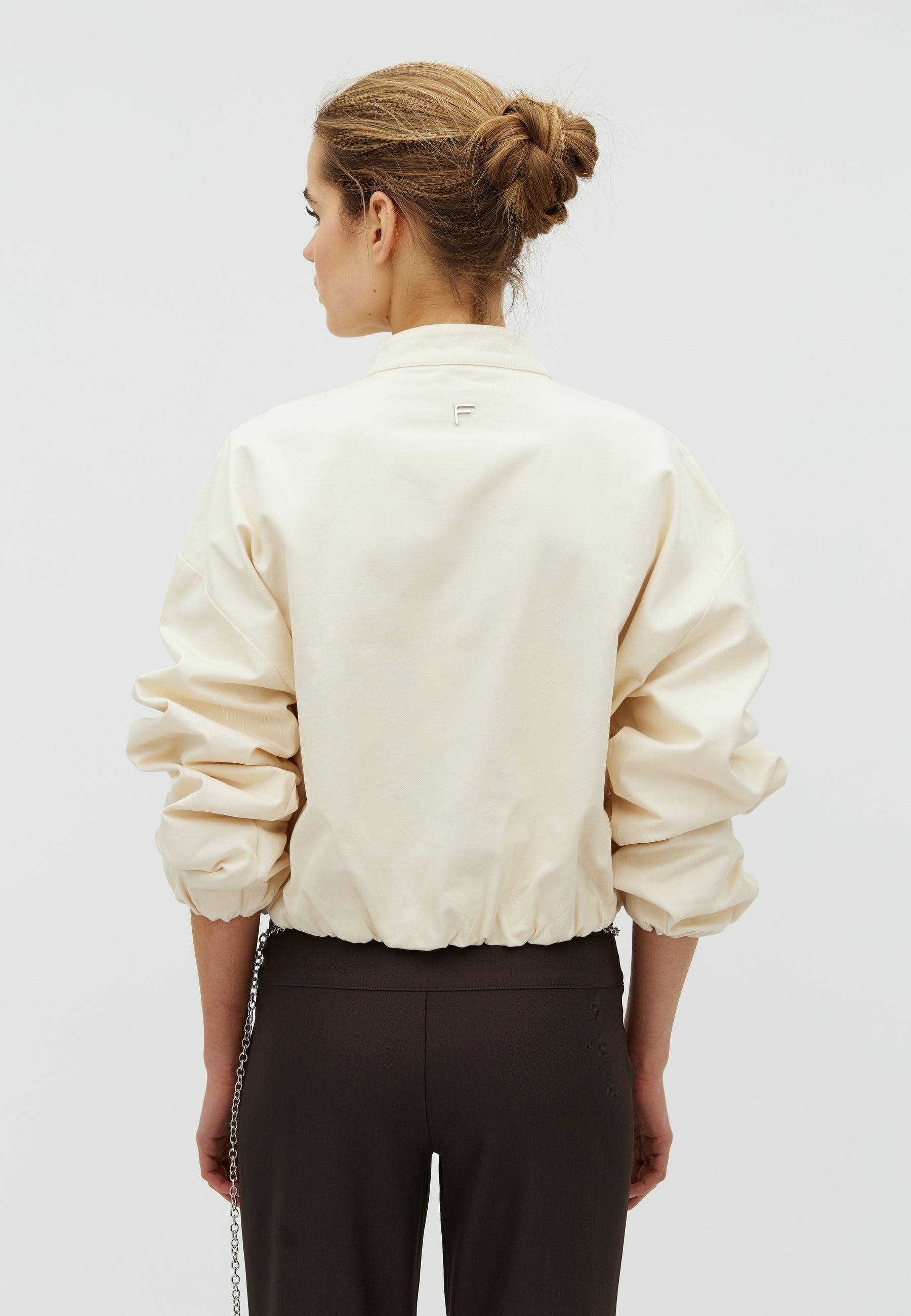 Elicora-F_Antique White_Model_2