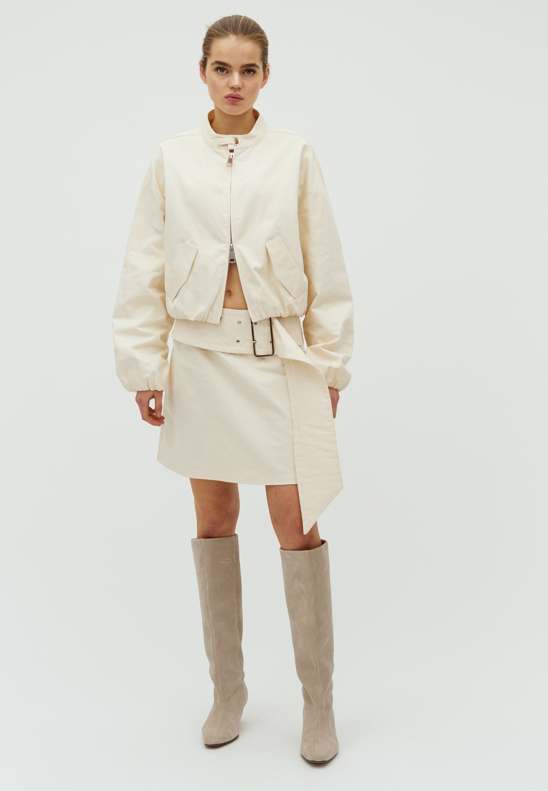 Elicora-F_Antique White_Model_4