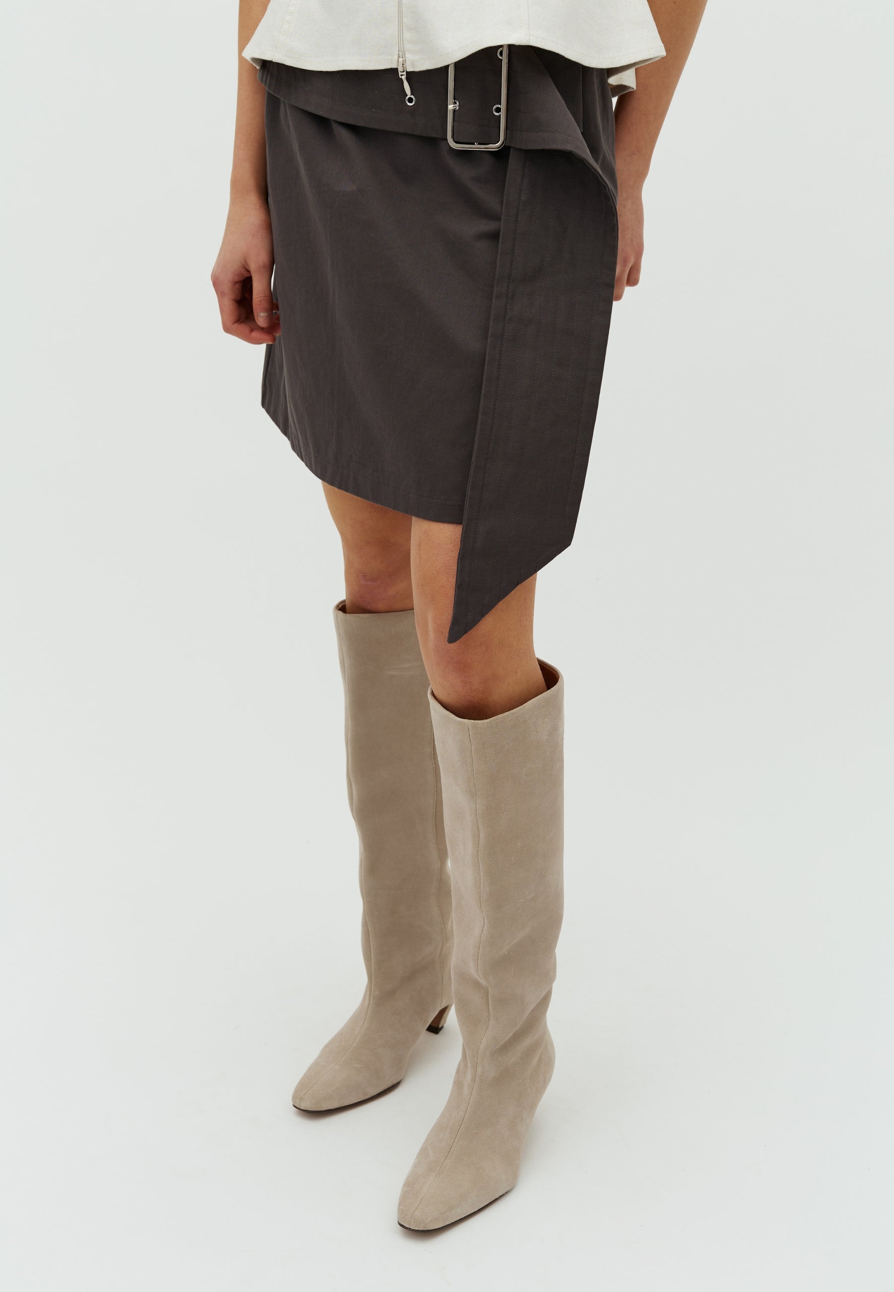 Biella-F_Dark grey_Model_1