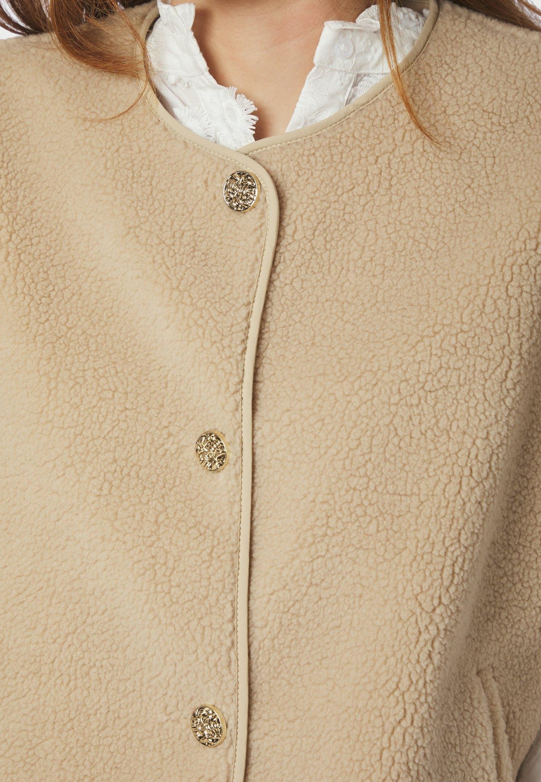 164594 Mariko Teddy Vest_SAND_Model_2