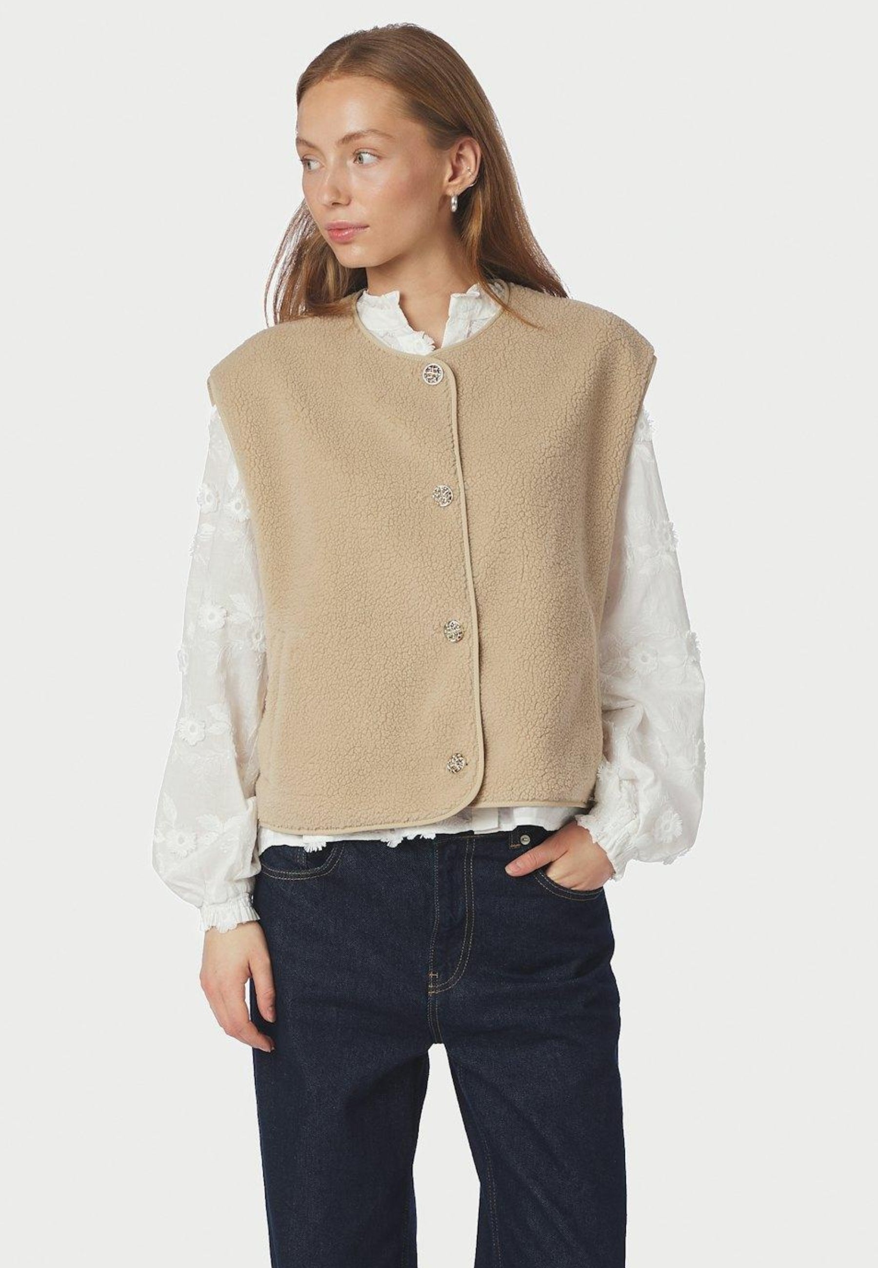 164594 Mariko Teddy Vest_SAND_Model_0