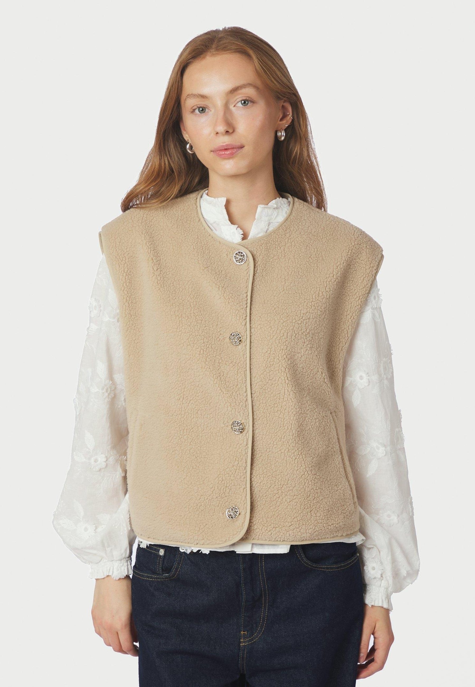 164594 Mariko Teddy Vest_SAND_Model_1