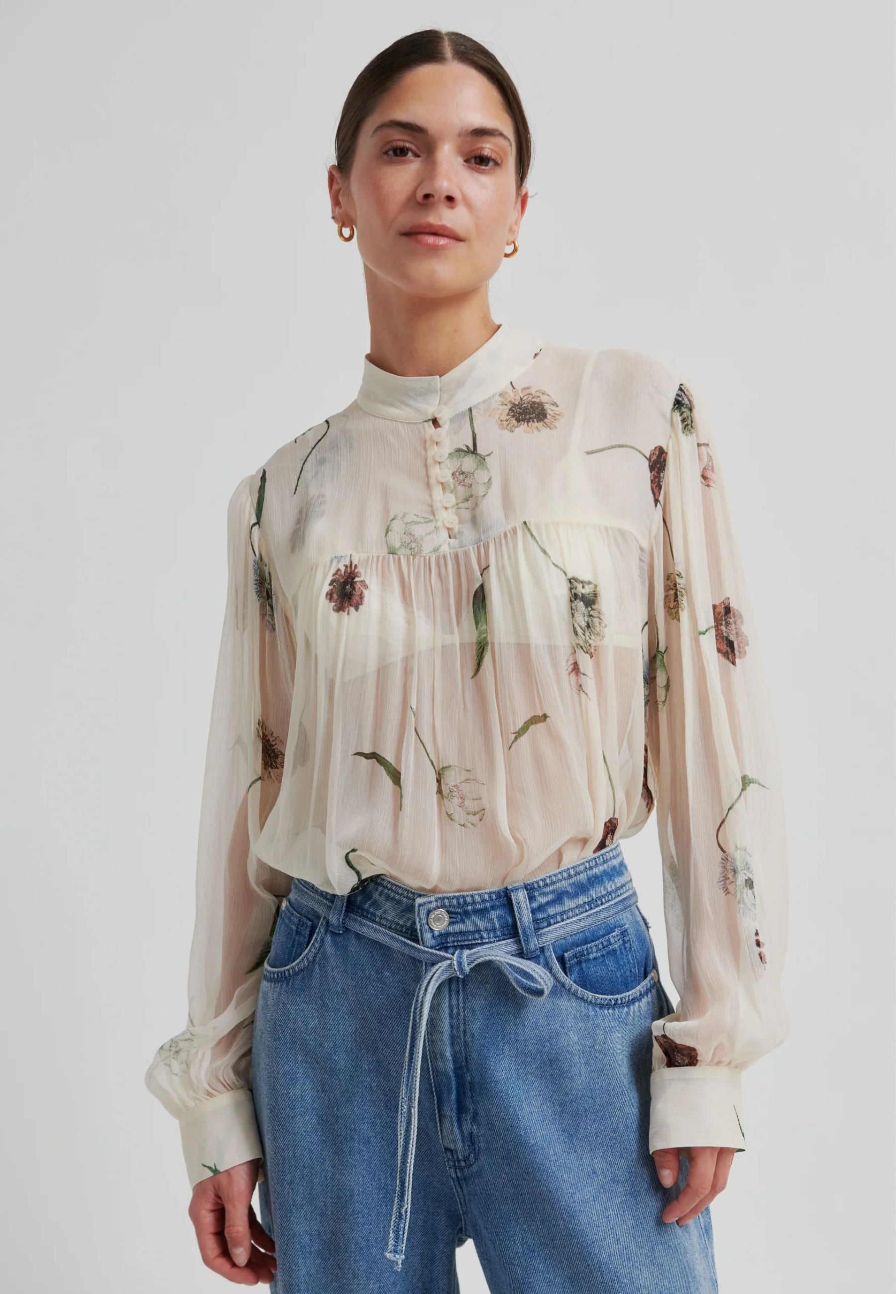 60576 Florala Blouse_Summer Sand_Model_0