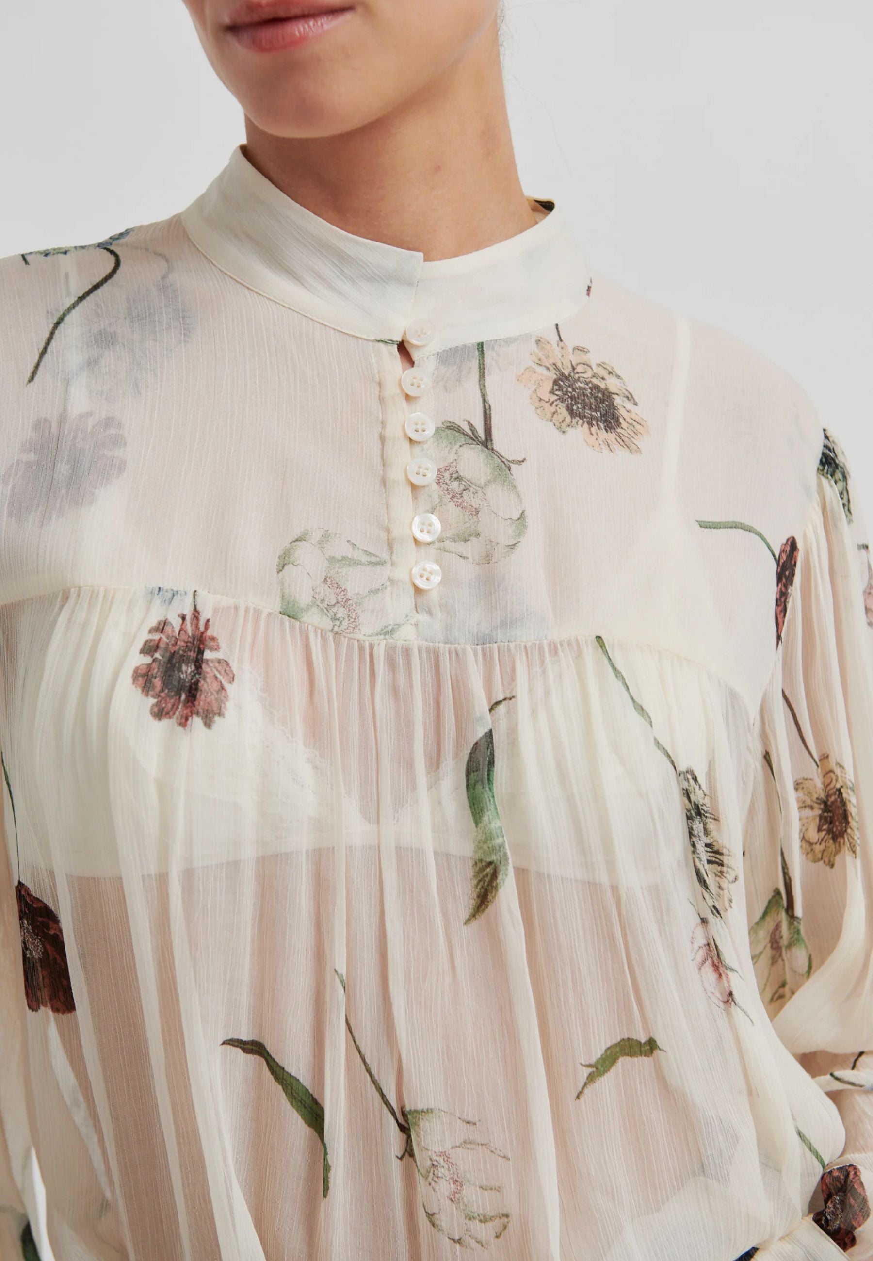 60576 Florala Blouse_Summer Sand_Model_1