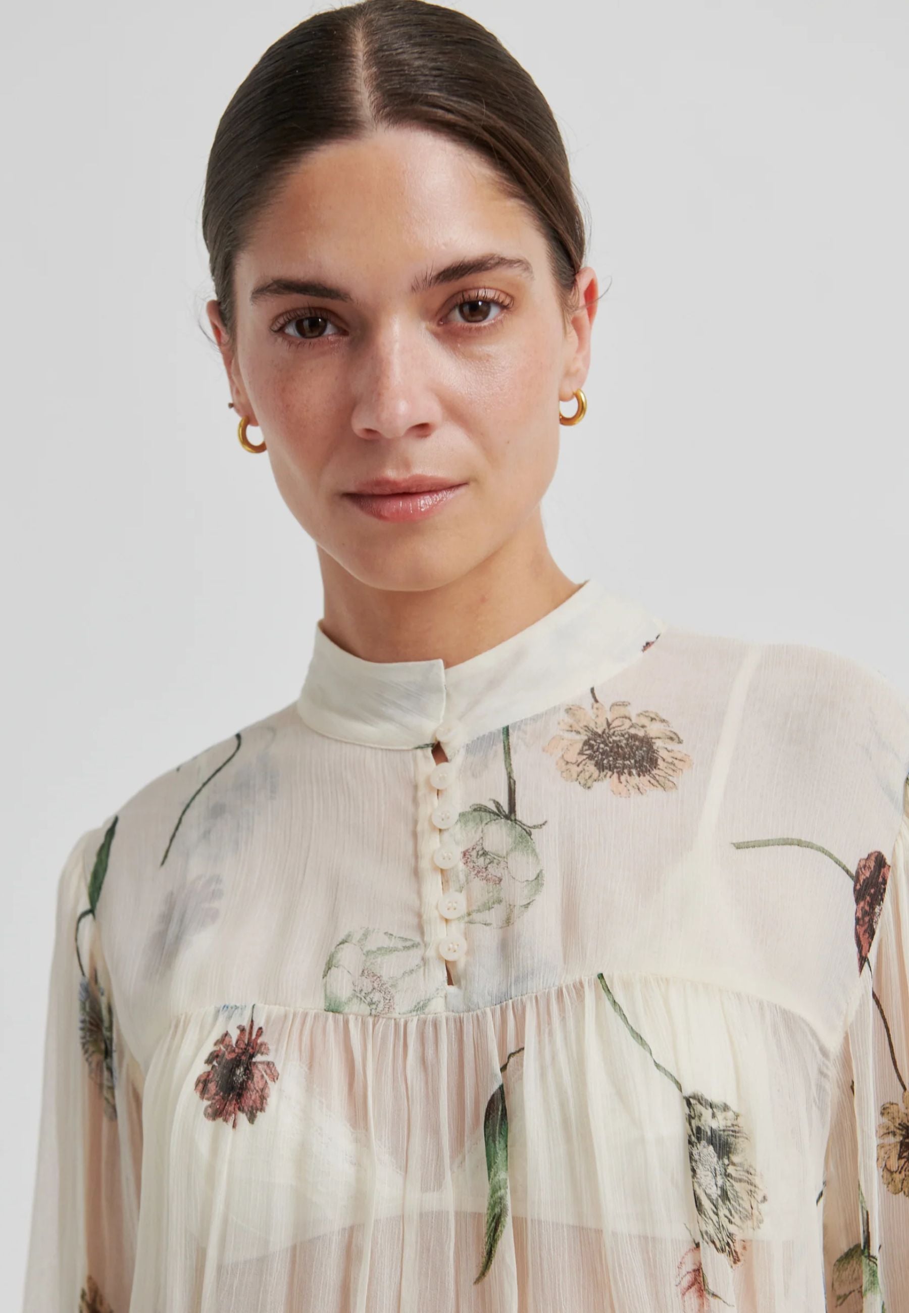 60576 Florala Blouse_Summer Sand_Model_2