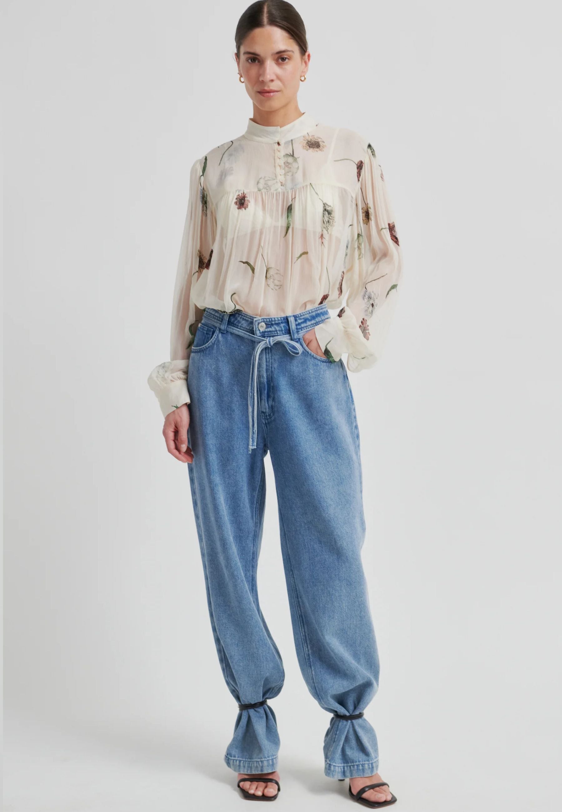 60576 Florala Blouse_Summer Sand_Model_3