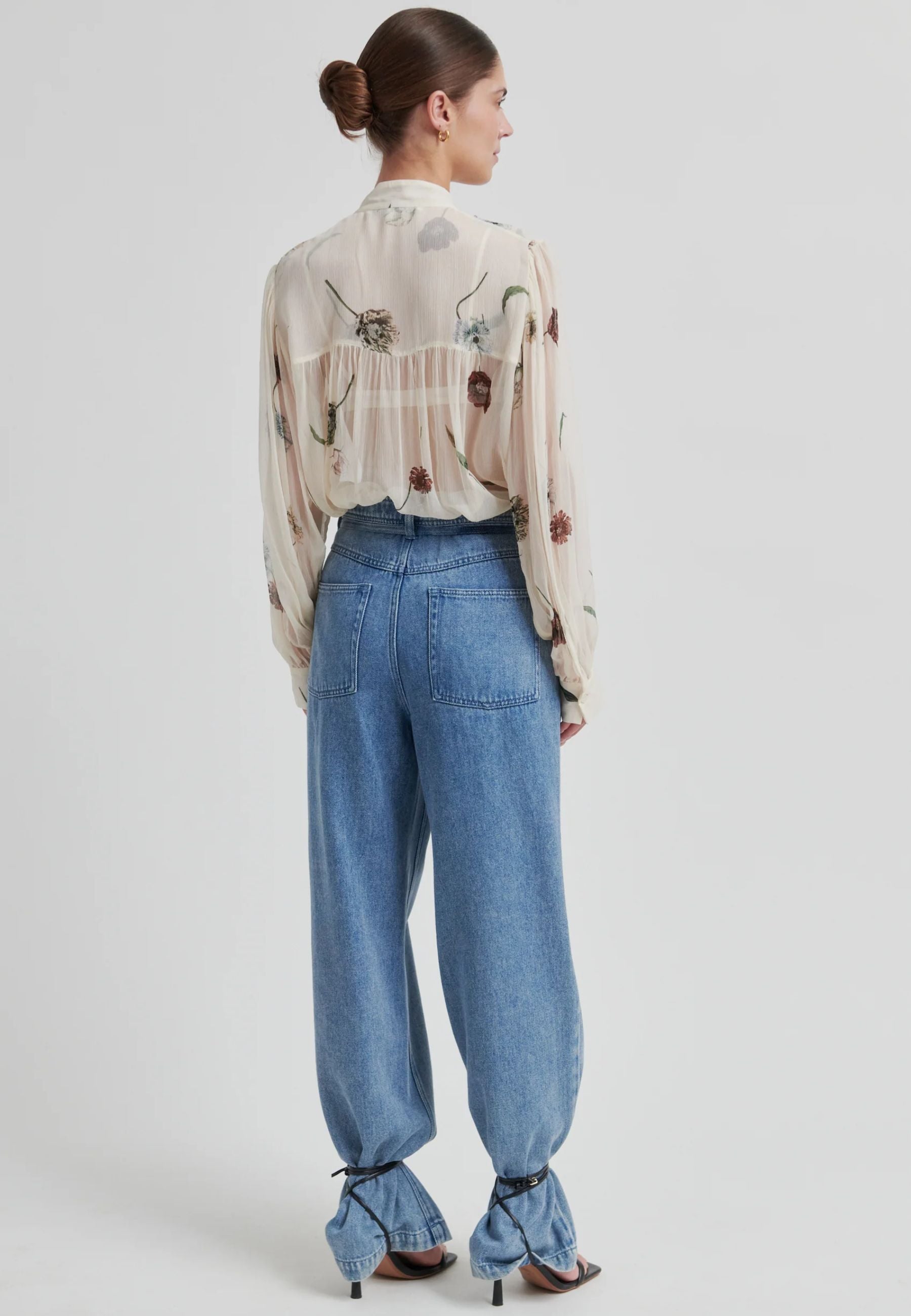 60576 Florala Blouse_Summer Sand_Model_4