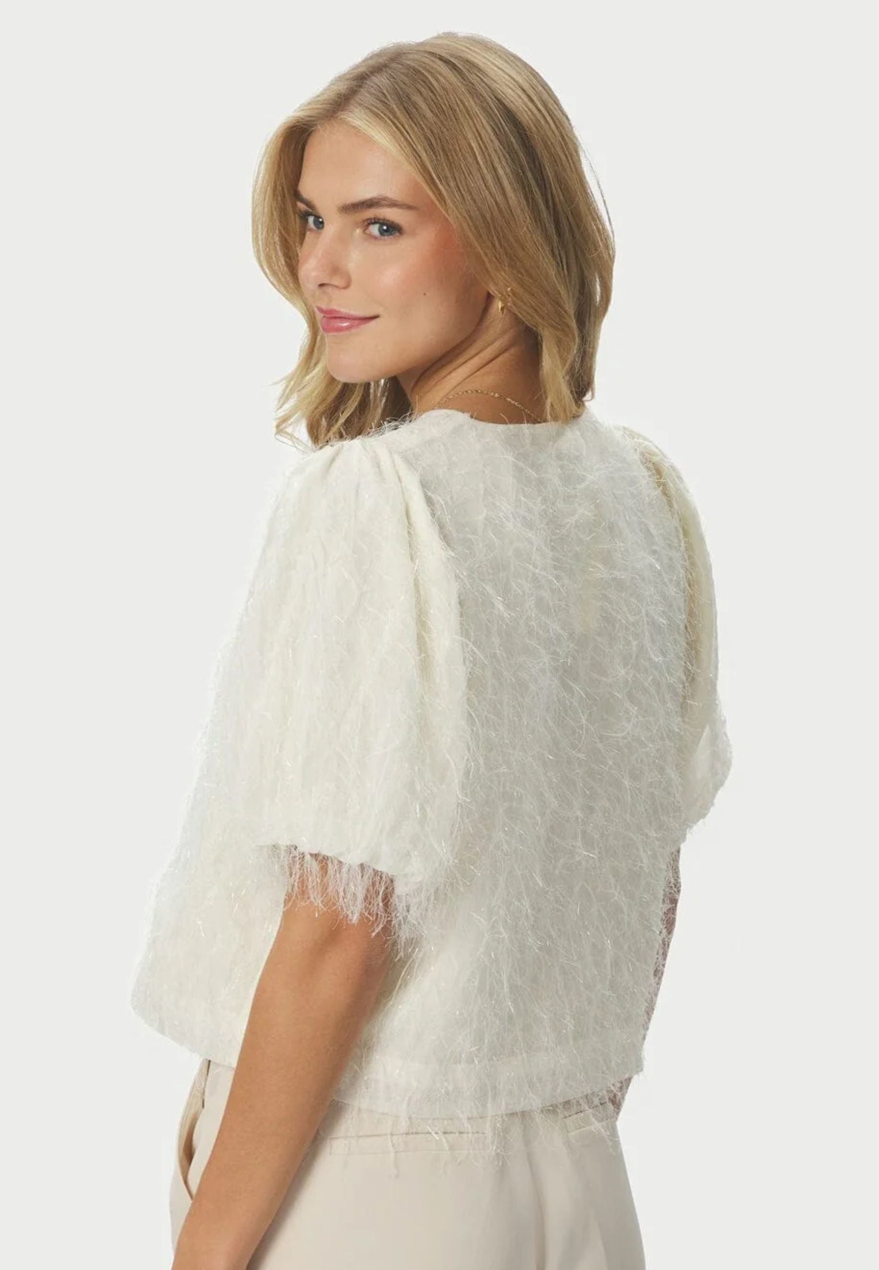 167582 Aisa Frilly Blouse_Creme_Model_2