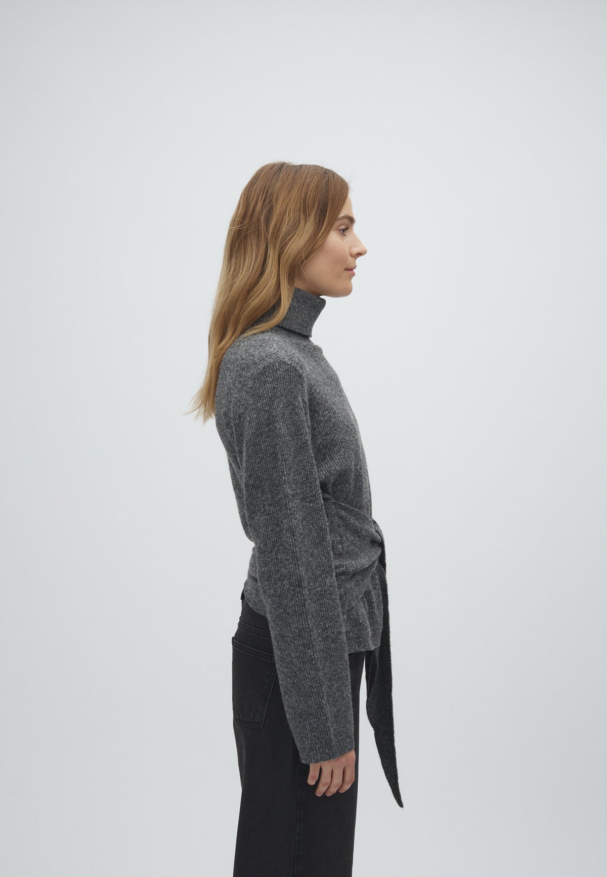 Sula-M_Charcoal Melange_Model_4