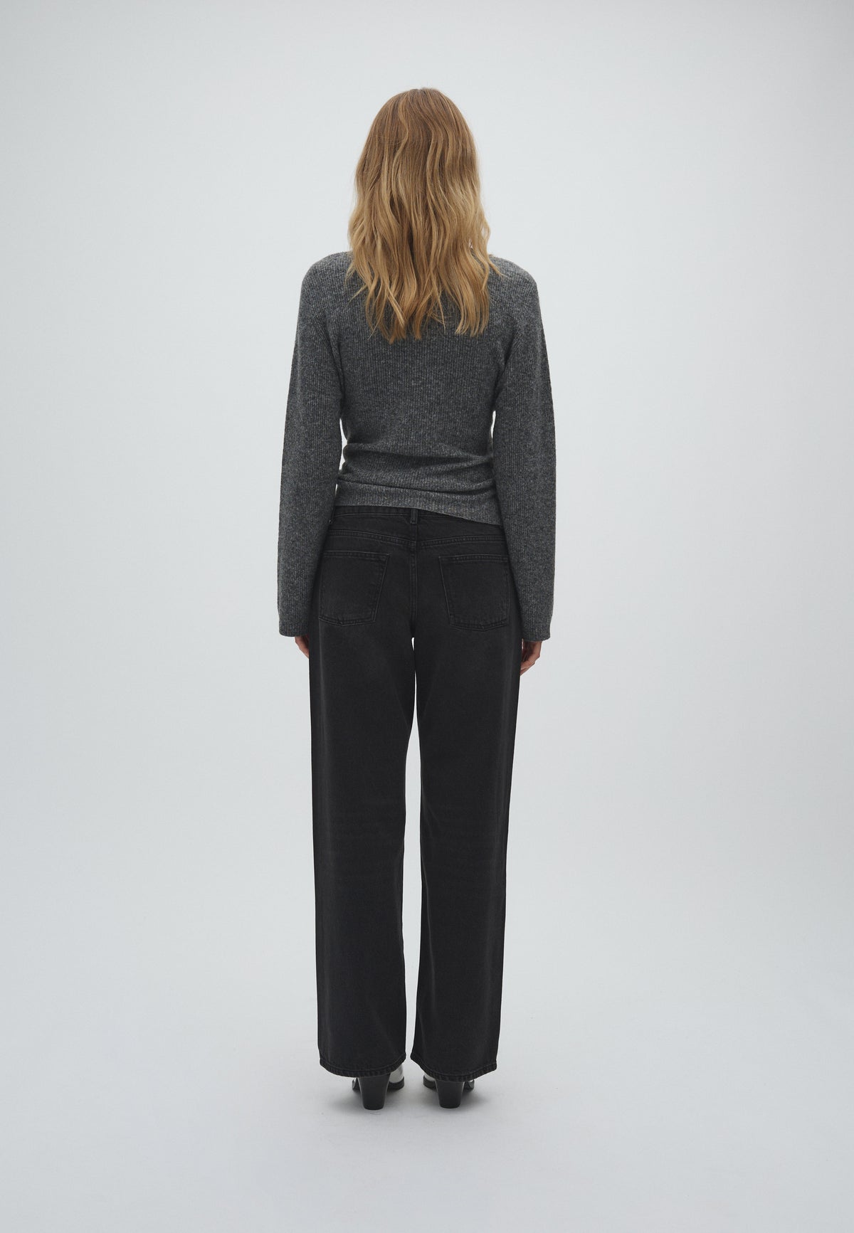 Sula-M_Charcoal Melange_Model_5