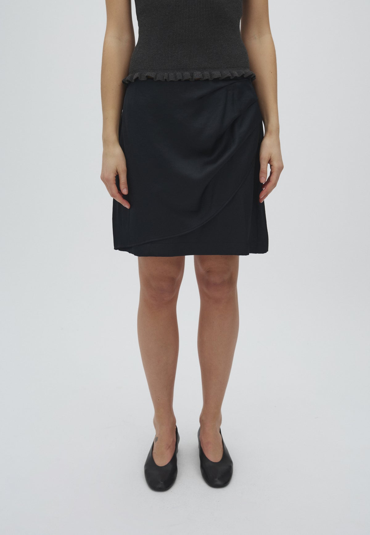 Avonlea-M_Black_Model_0