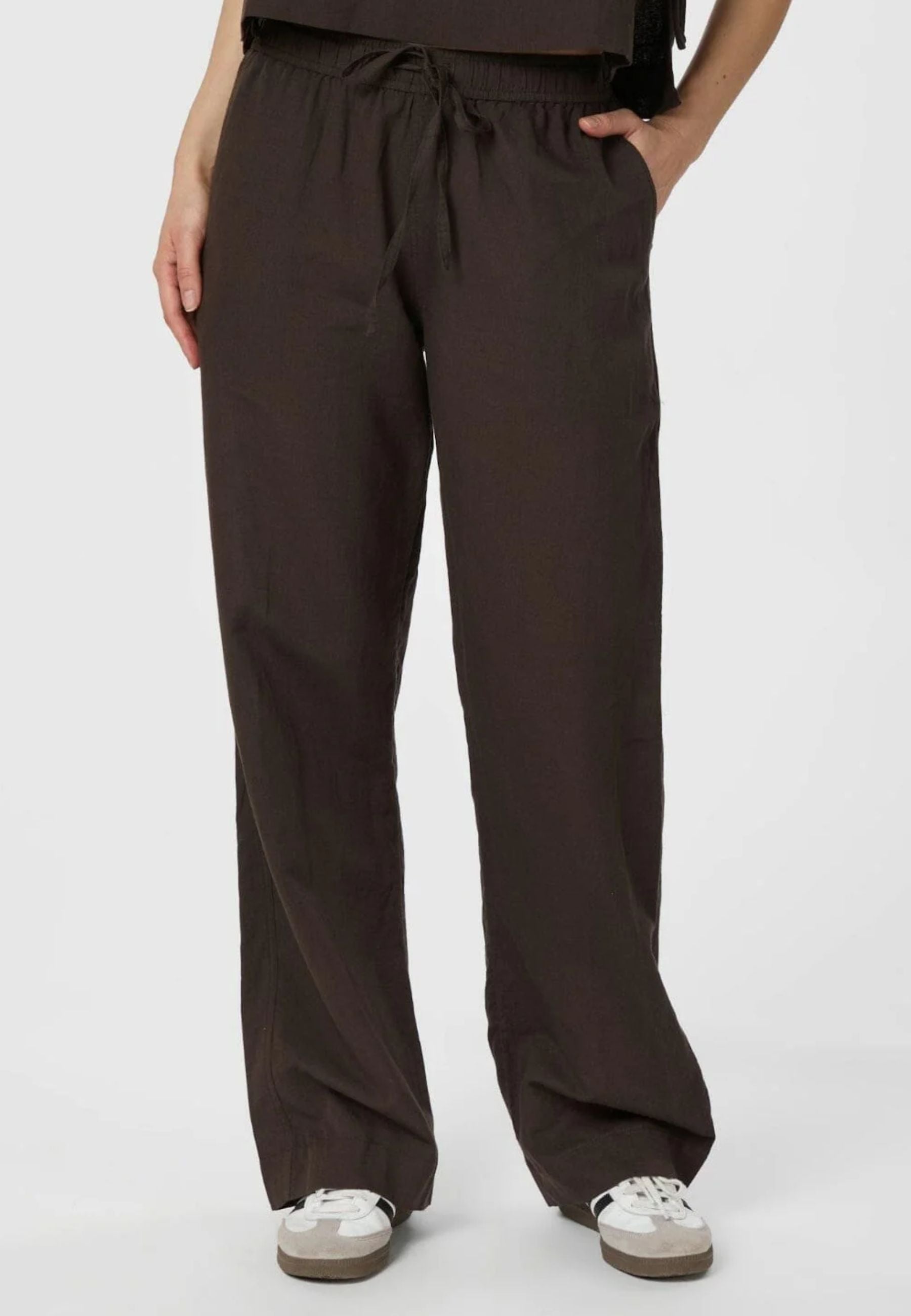 158949 Sonar Linen Pants_Dark Brown_Model_1