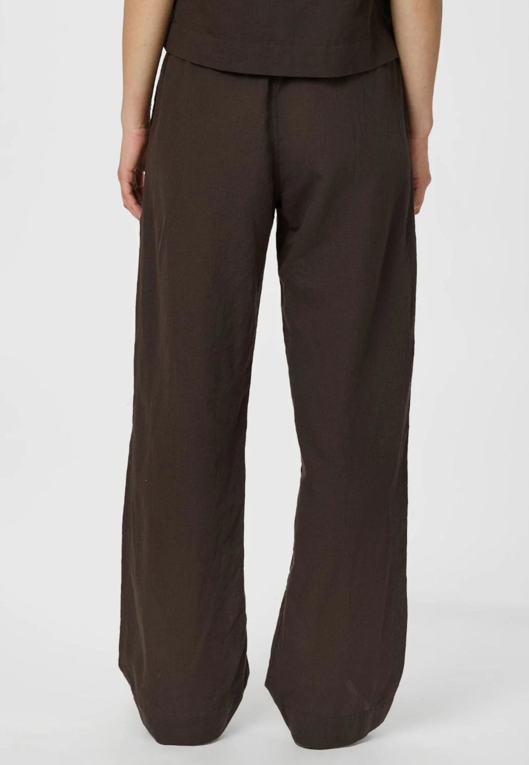 158949 Sonar Linen Pants_Dark Brown_Model_3