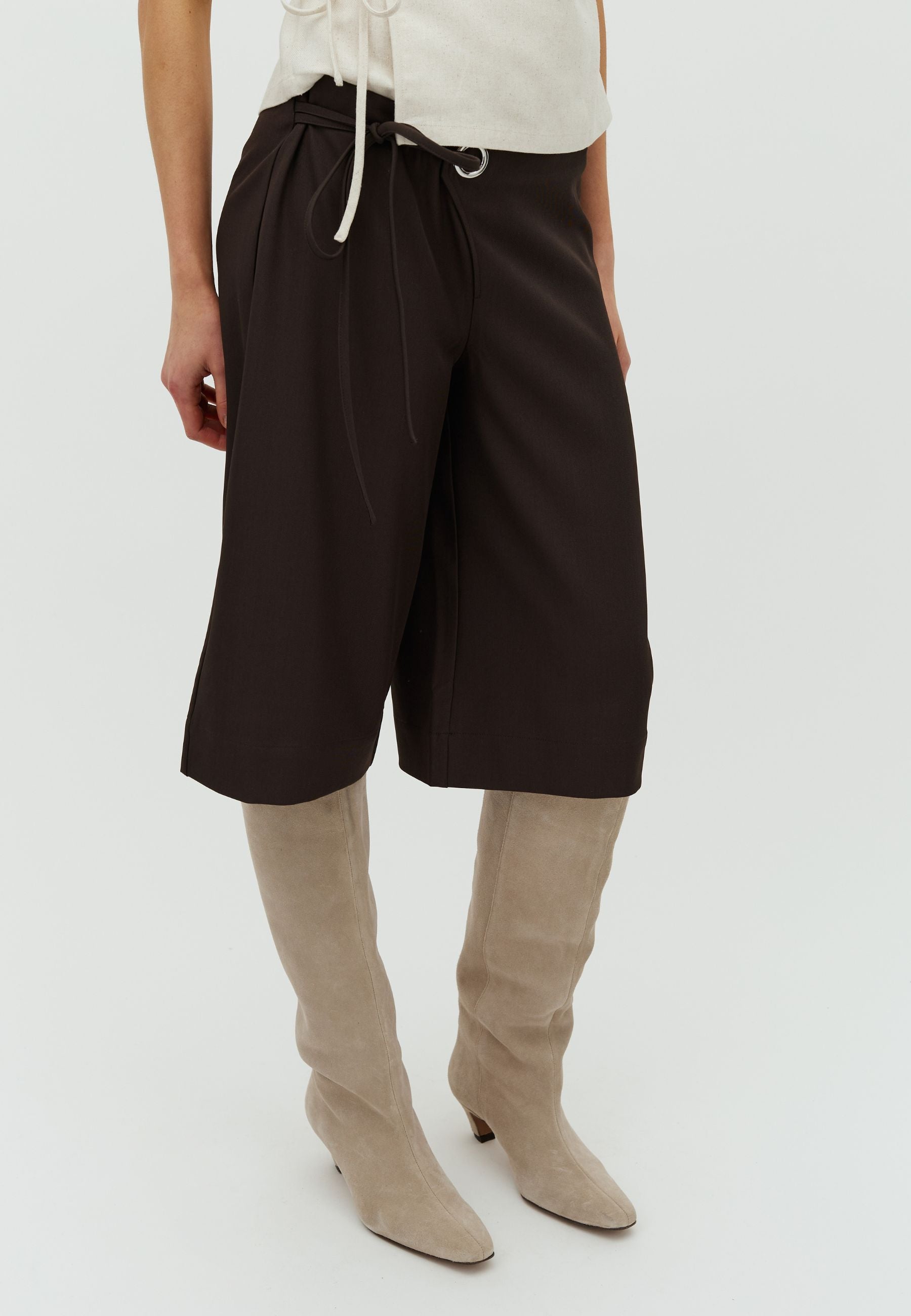 Offida-F_Dark Brown_Model_1