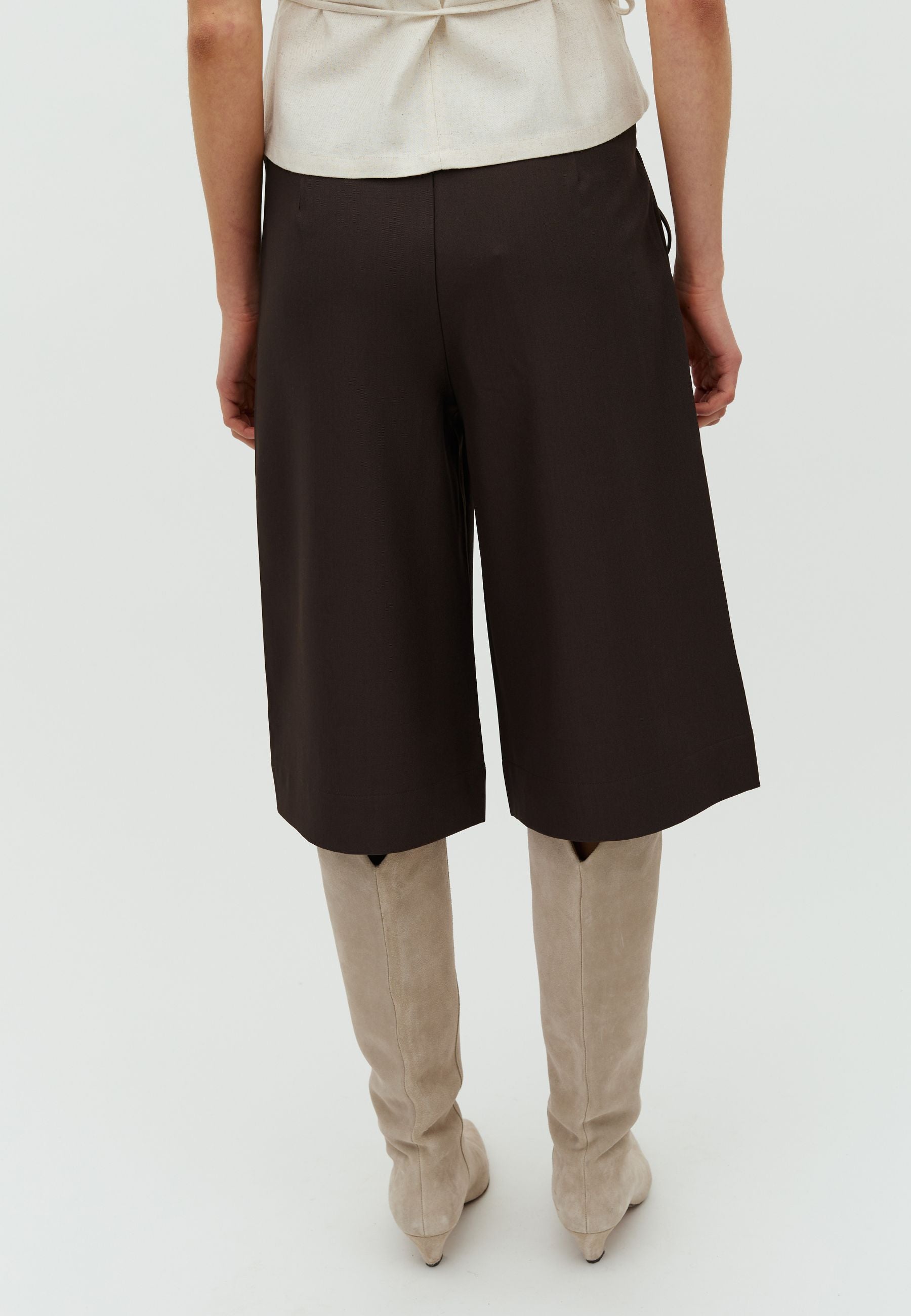 Offida-F_Dark Brown_Model_2