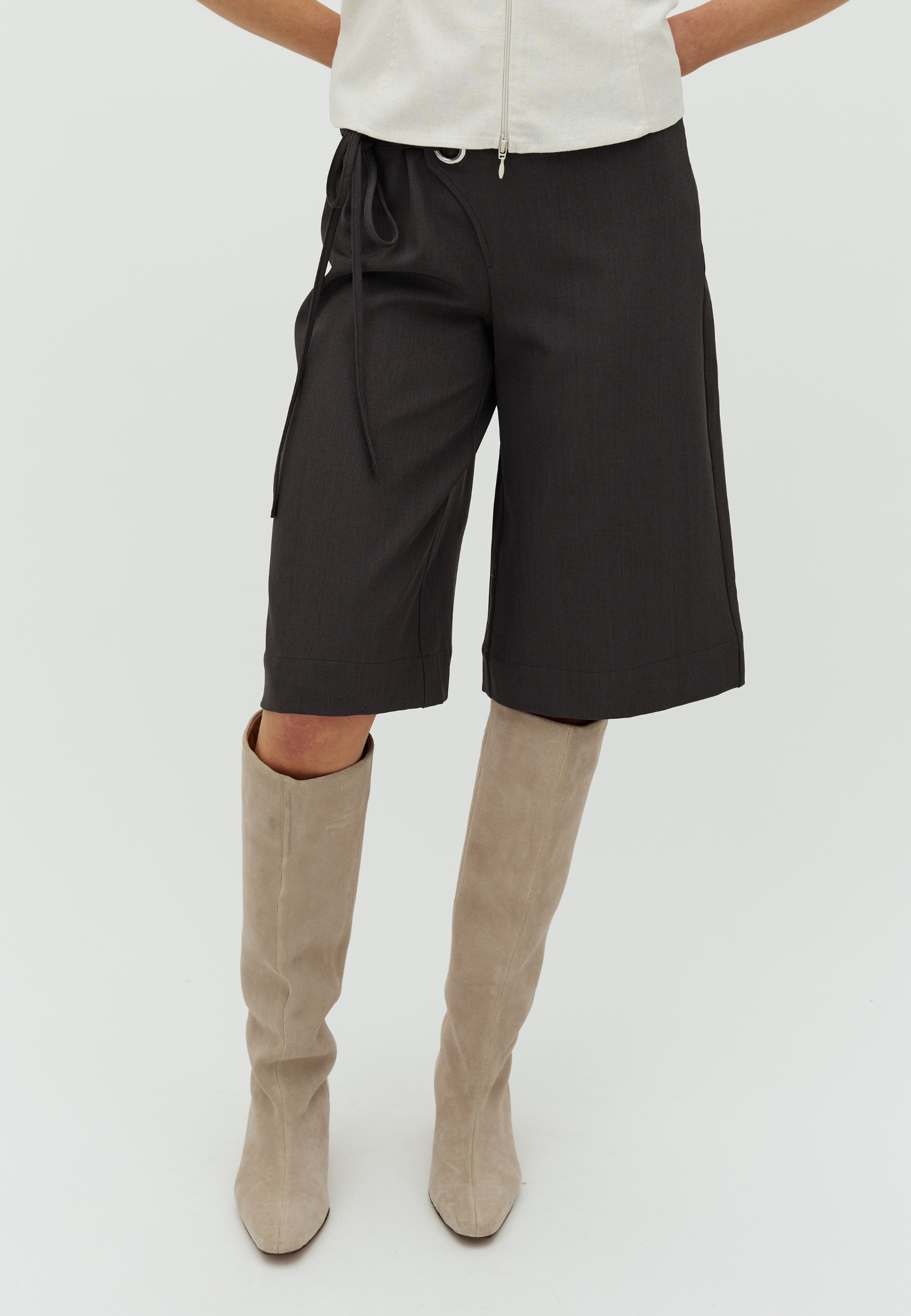 Offida-F_Dark Grey_Model_1