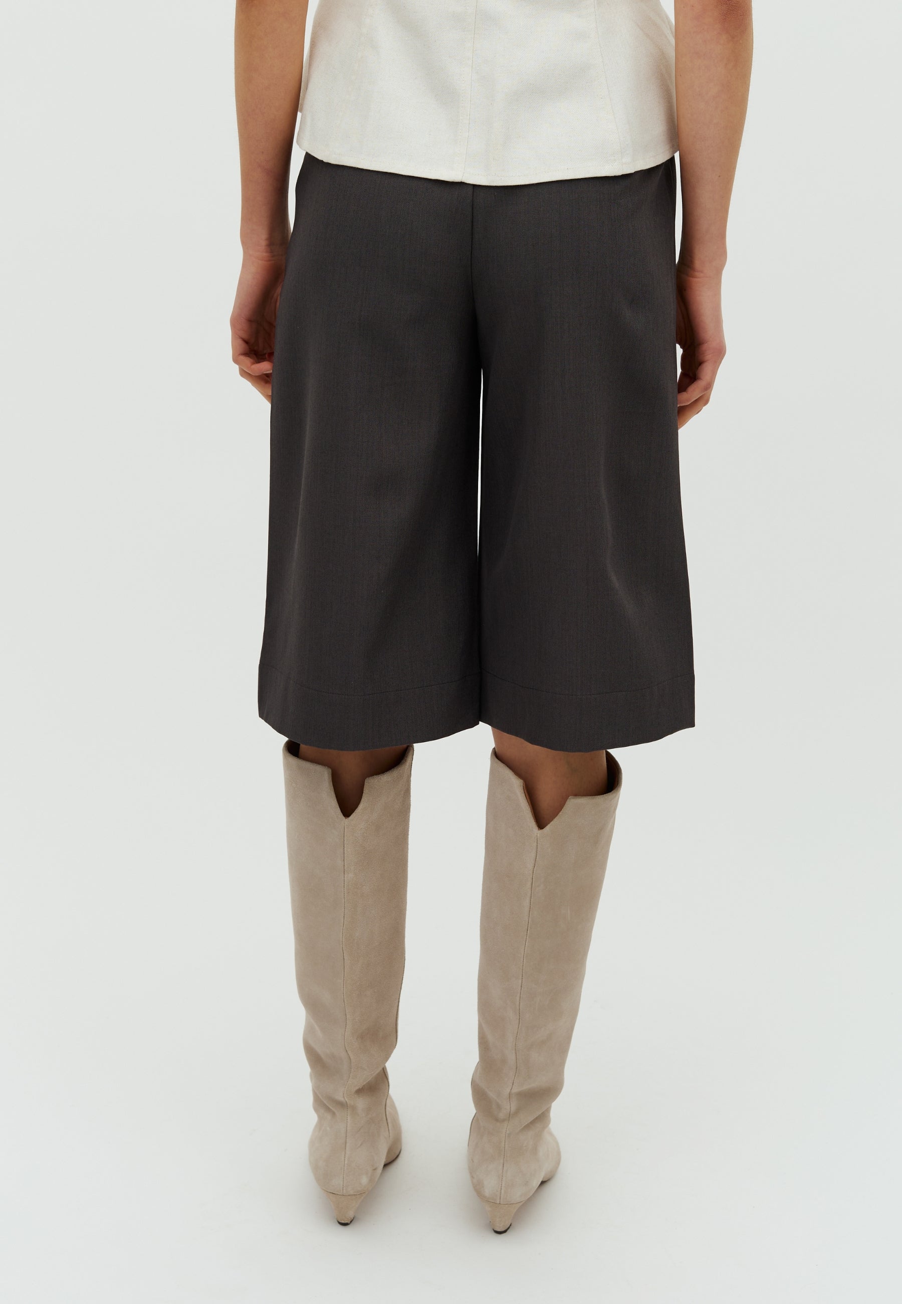 Offida-F_Dark Grey_Model_2