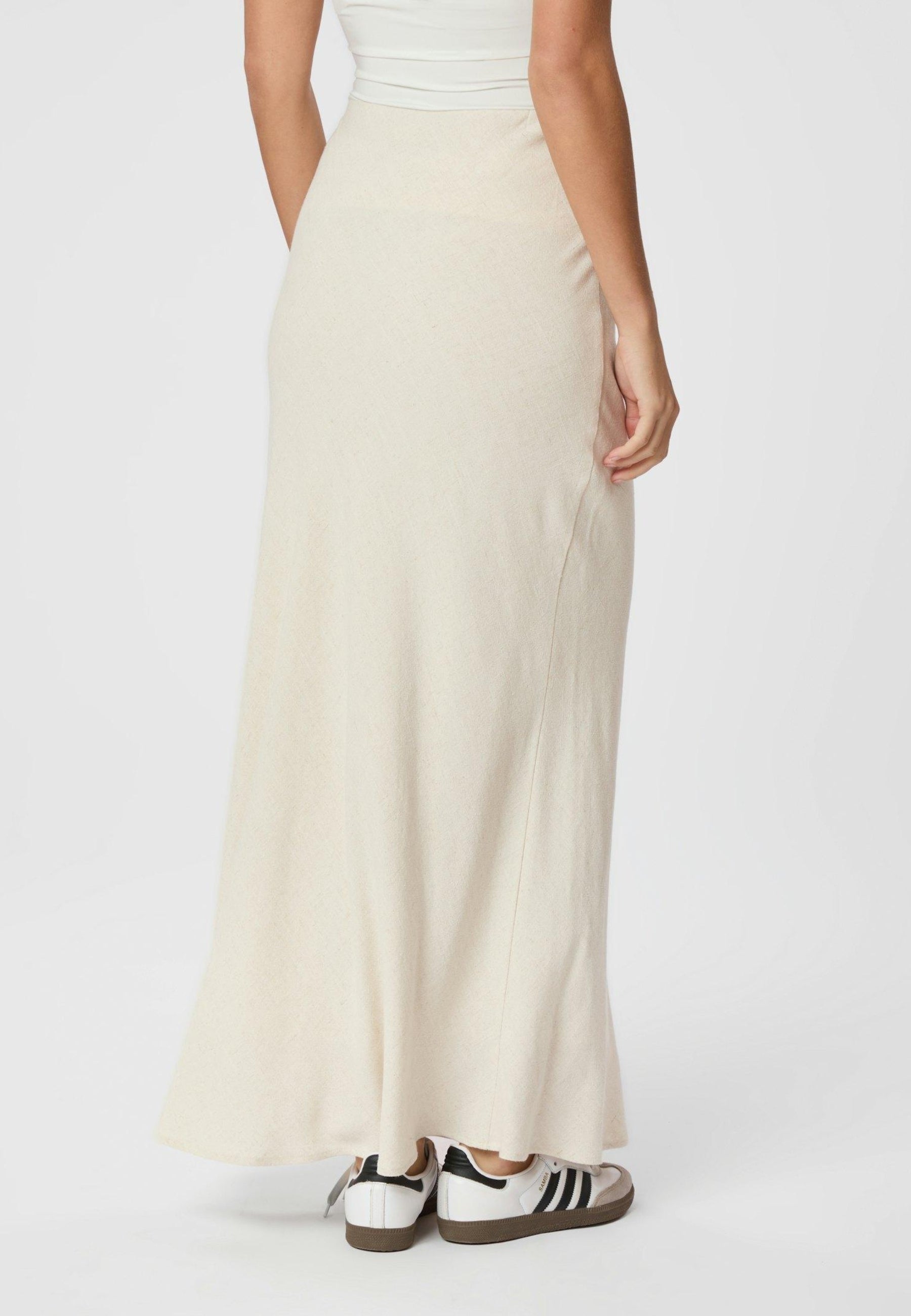 161871 Viso Linen Skirt_Natural_Model_3