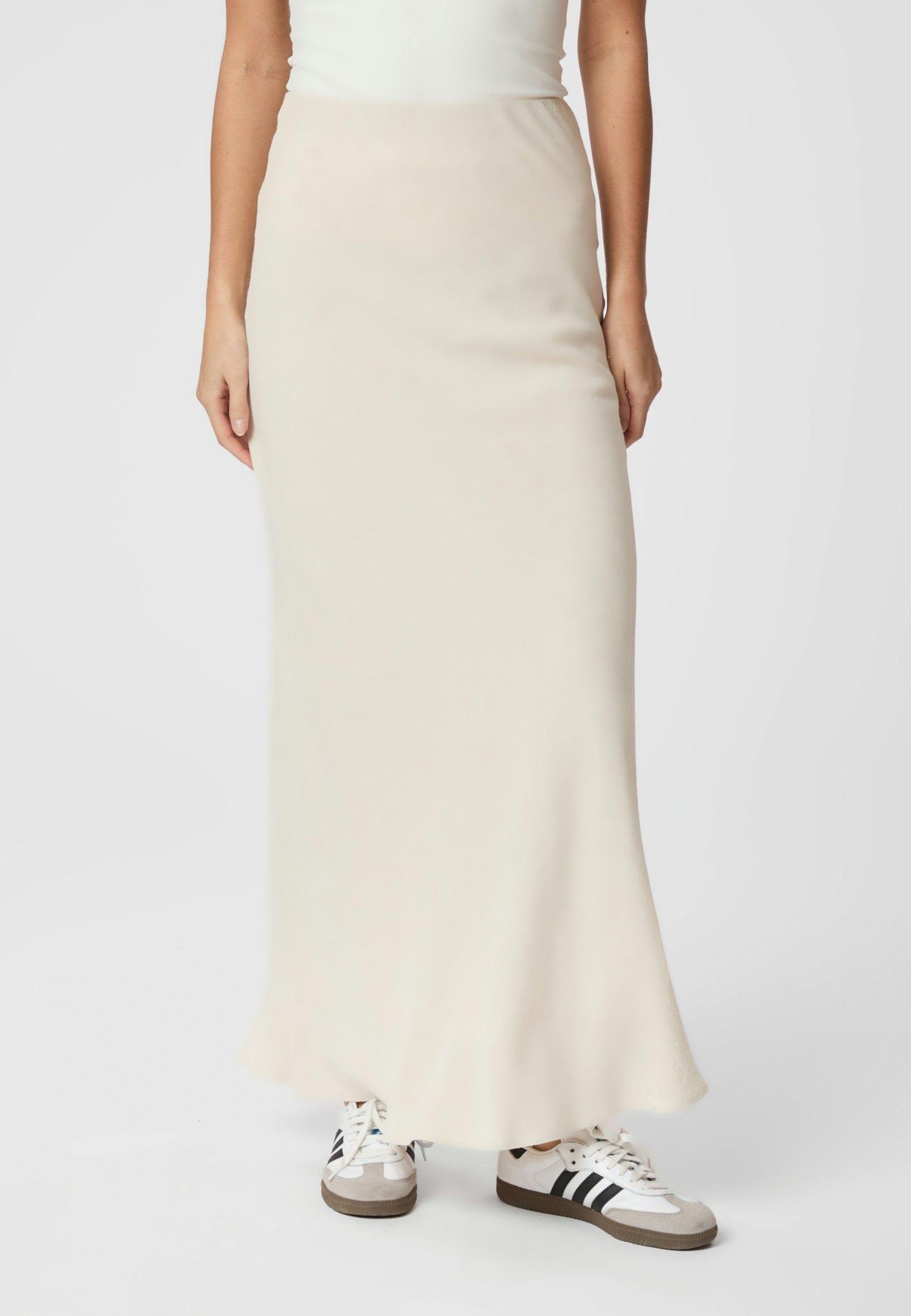 161871 Viso Linen Skirt_Natural_Model_1