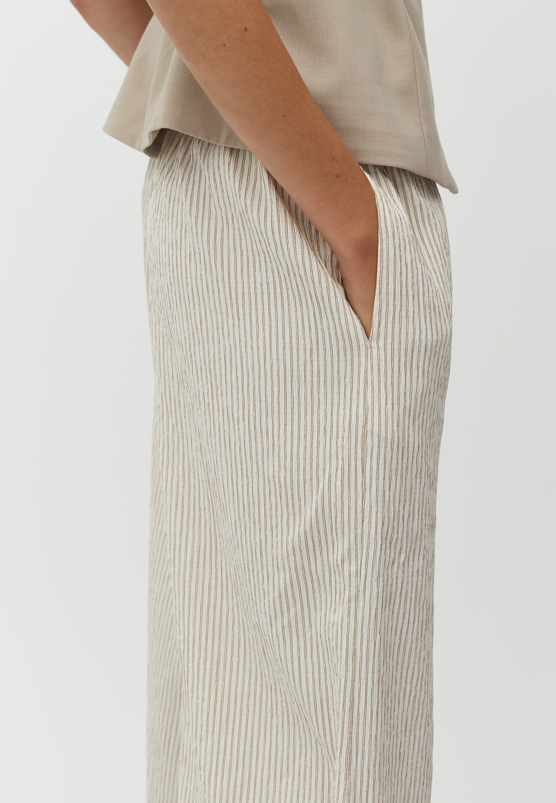 Leonella-M_Alita Brown Stripe_Model_2