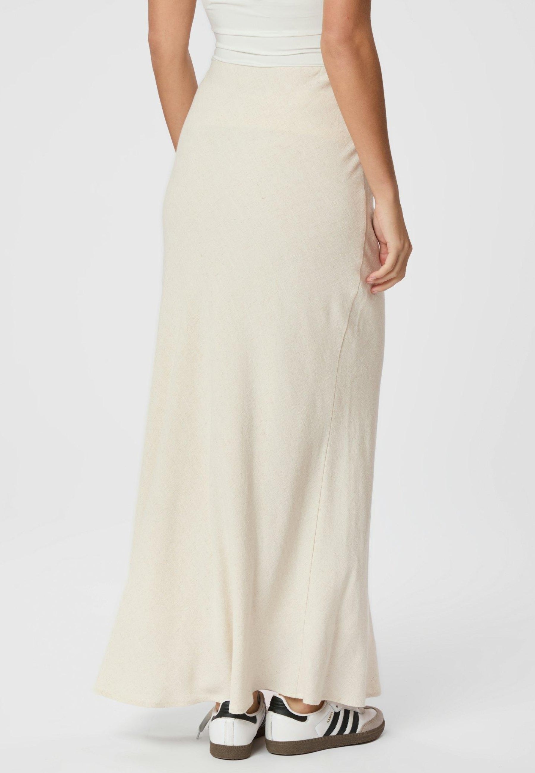 161871 Viso Linen Skirt_Natural_Model_3